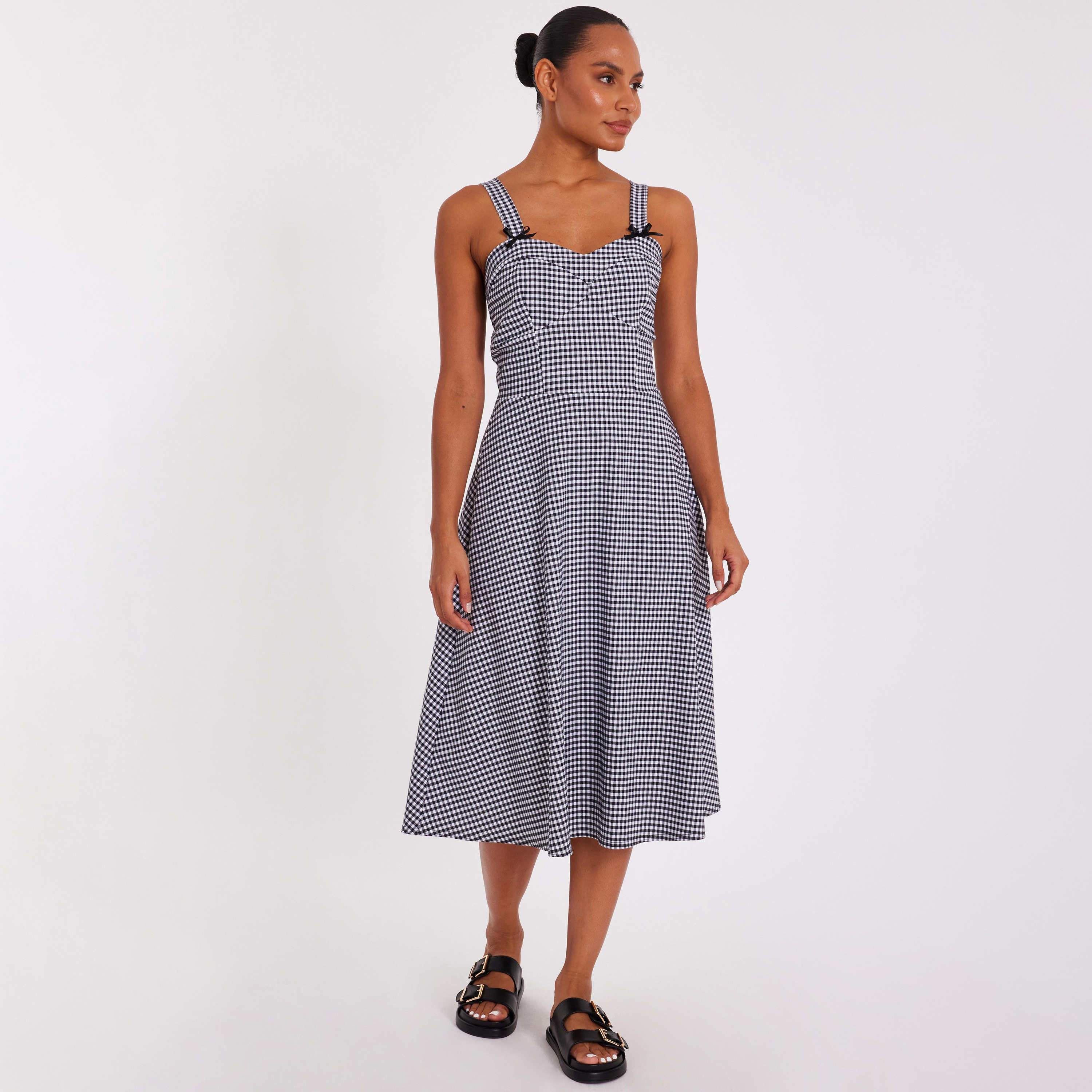 فستان ميدي نسائي بلون أسود بياقة على شكل قلب ونقشة غينغهام المربعات من كويز-women-clothing-dresses-image-1