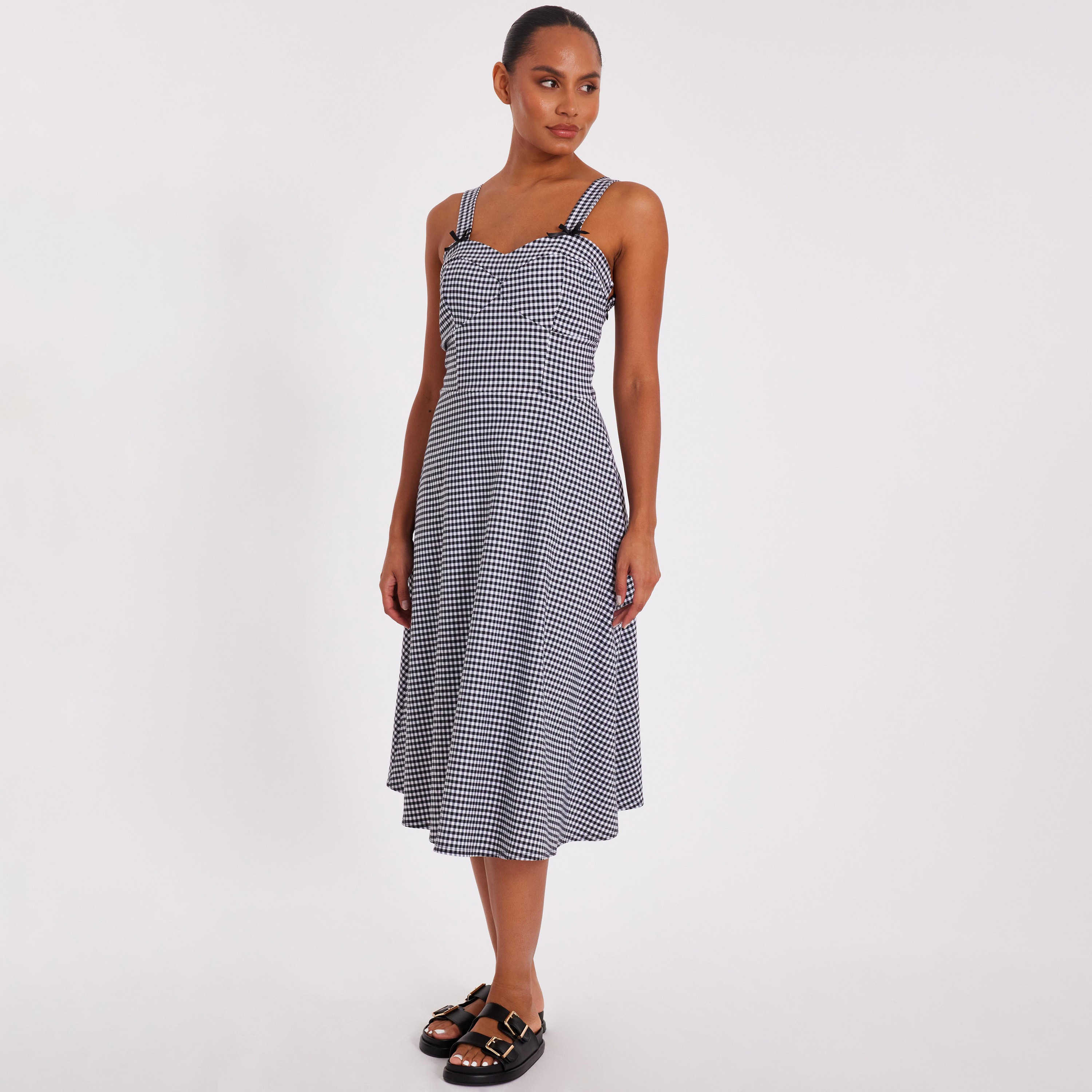 فستان ميدي نسائي بلون أسود بياقة على شكل قلب ونقشة غينغهام المربعات من كويز-women-clothing-dresses-image-2