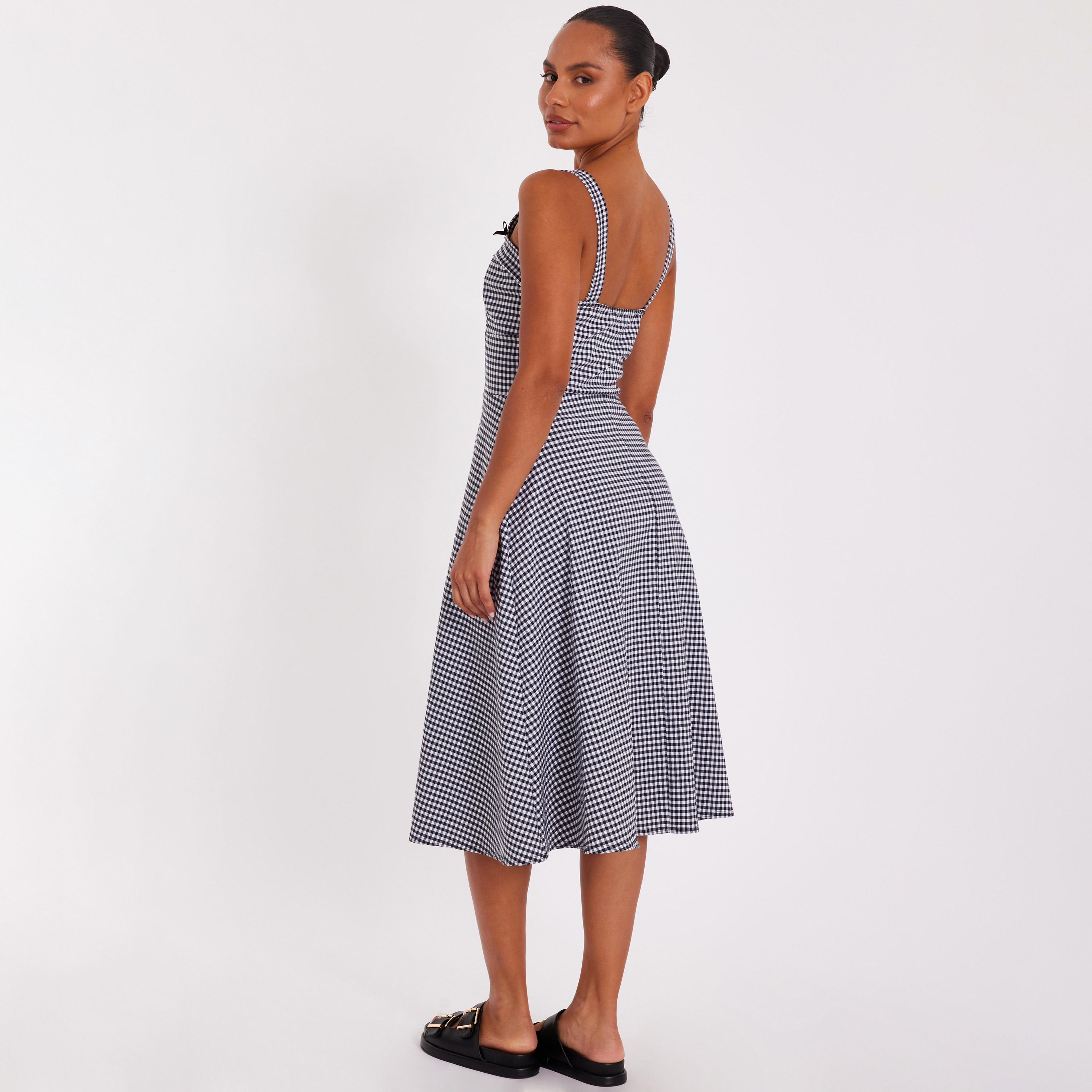 فستان ميدي نسائي بلون أسود بياقة على شكل قلب ونقشة غينغهام المربعات من كويز-women-clothing-dresses-image-3