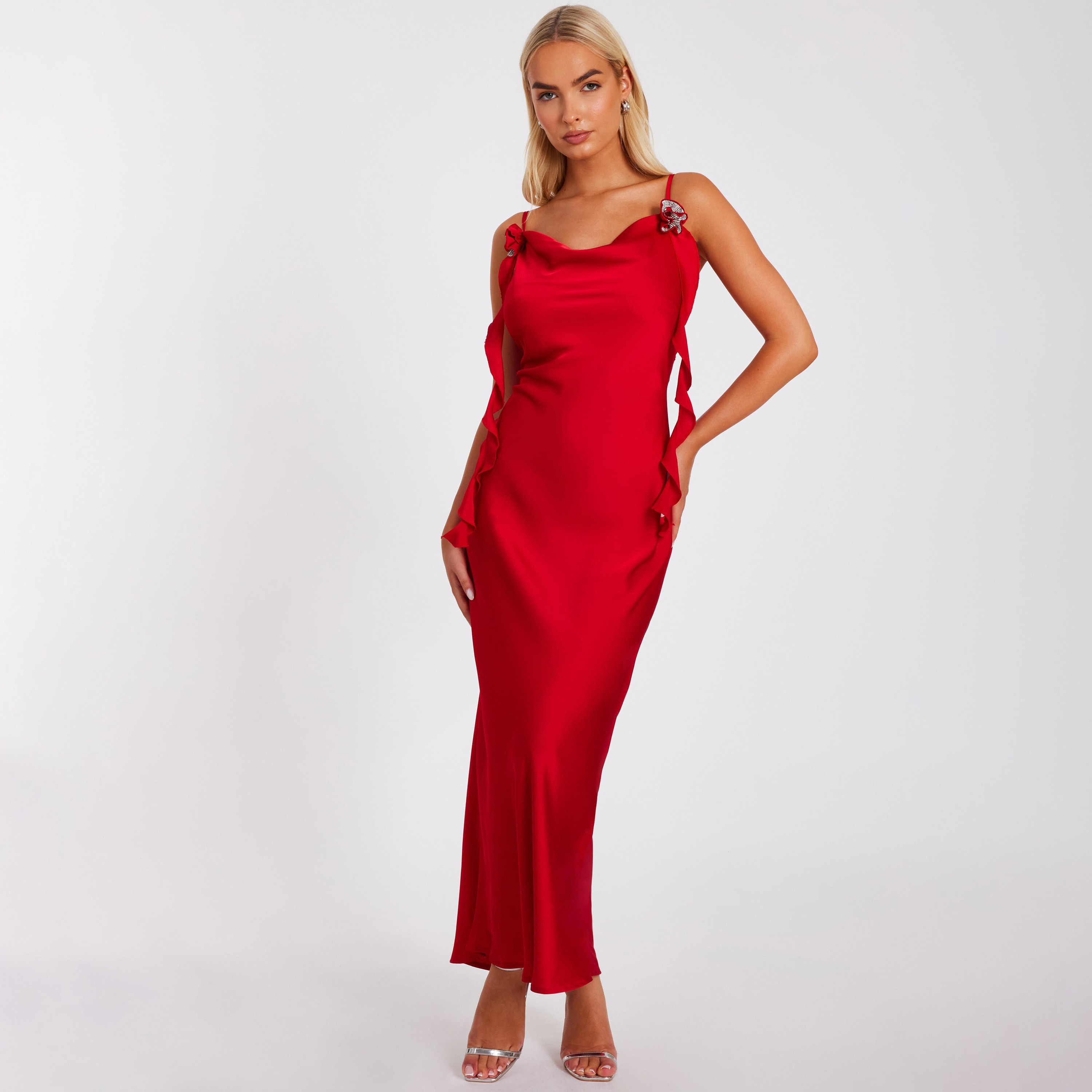 فستان سهرة ماكسي نسائي بلون أحمر من الساتان بياقة منسدلة وبتصميم قميص النوم من كويز-women-clothing-dresses-image-1
