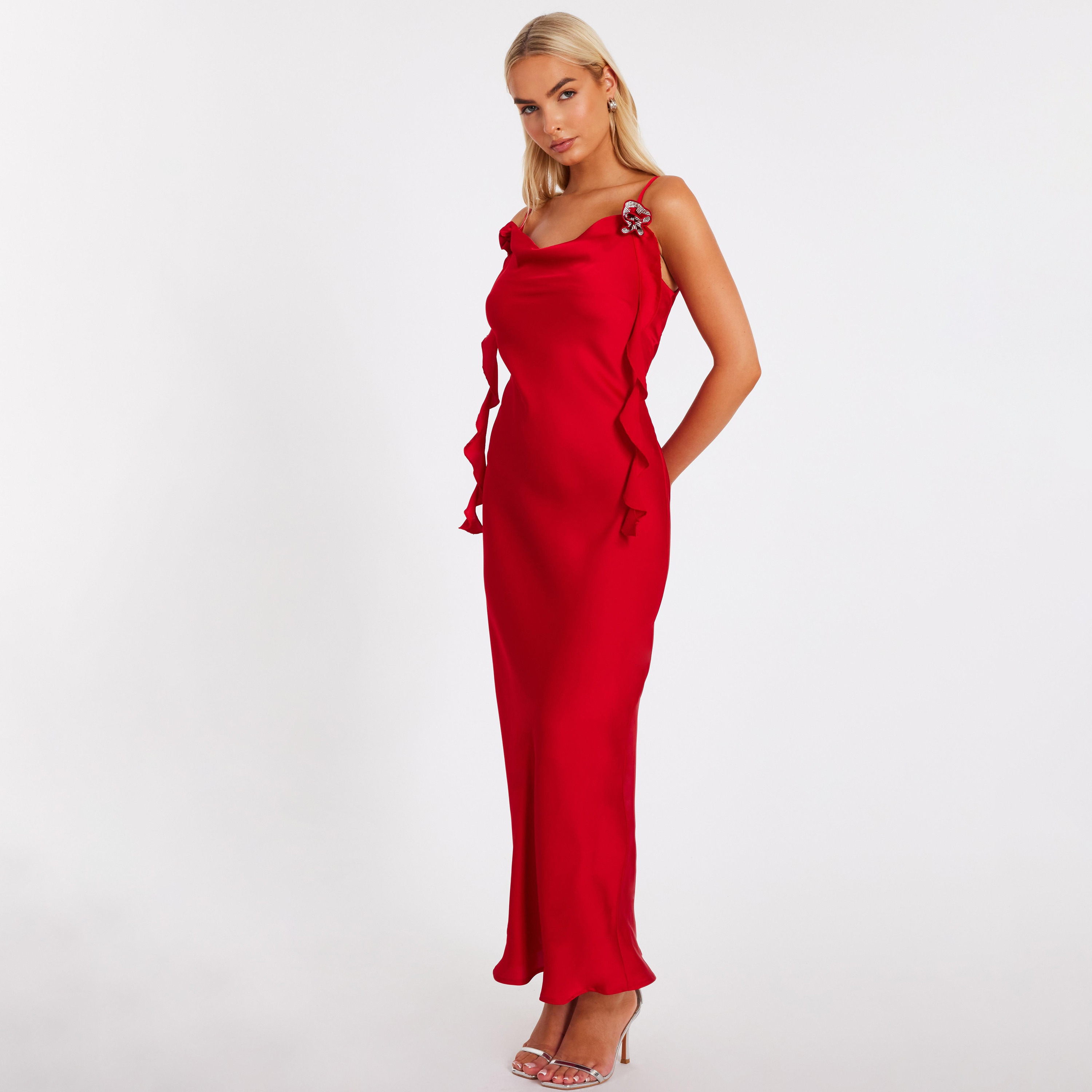 فستان سهرة ماكسي نسائي بلون أحمر من الساتان بياقة منسدلة وبتصميم قميص النوم من كويز-women-clothing-dresses-image-2