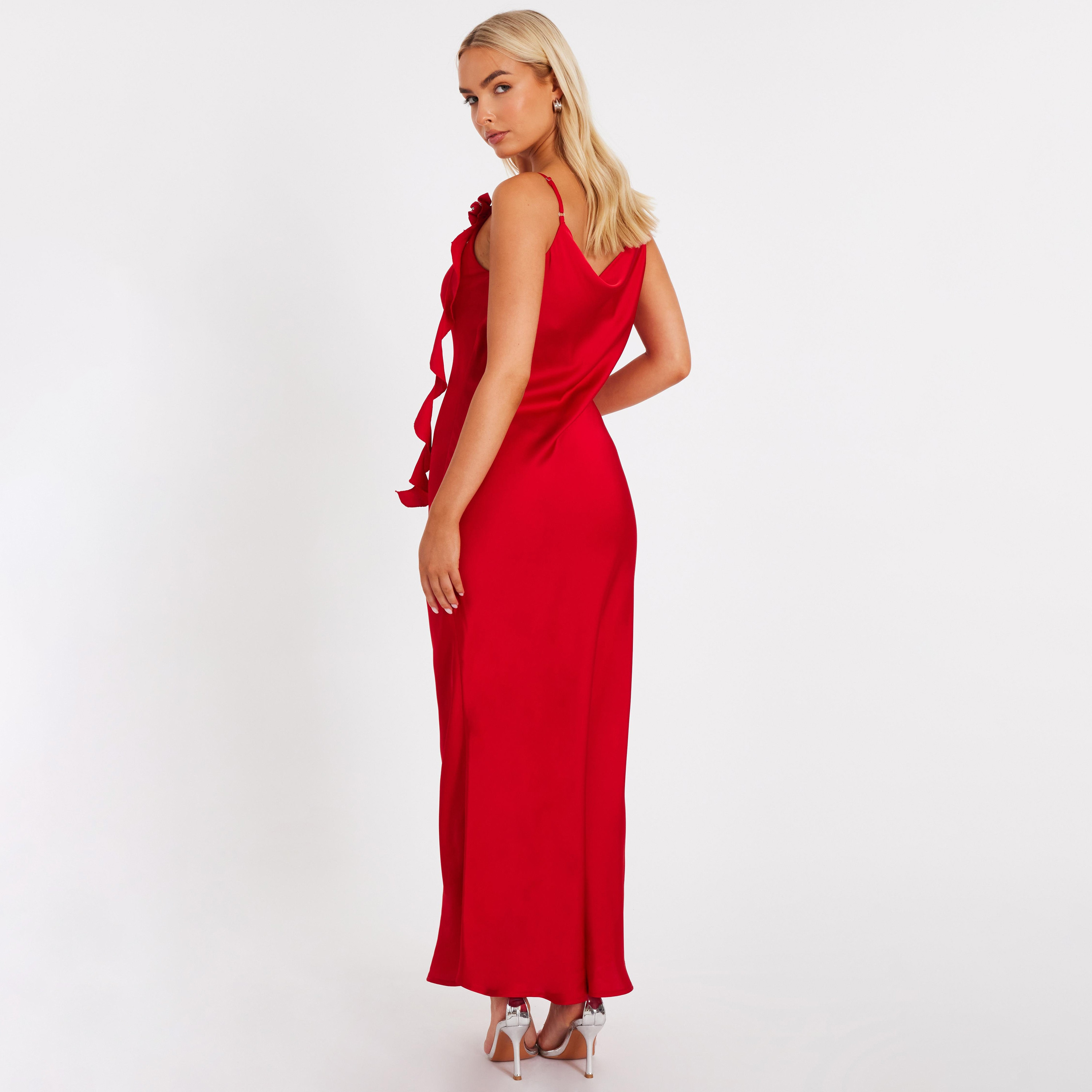 فستان سهرة ماكسي نسائي بلون أحمر من الساتان بياقة منسدلة وبتصميم قميص النوم من كويز-women-clothing-dresses-image-3