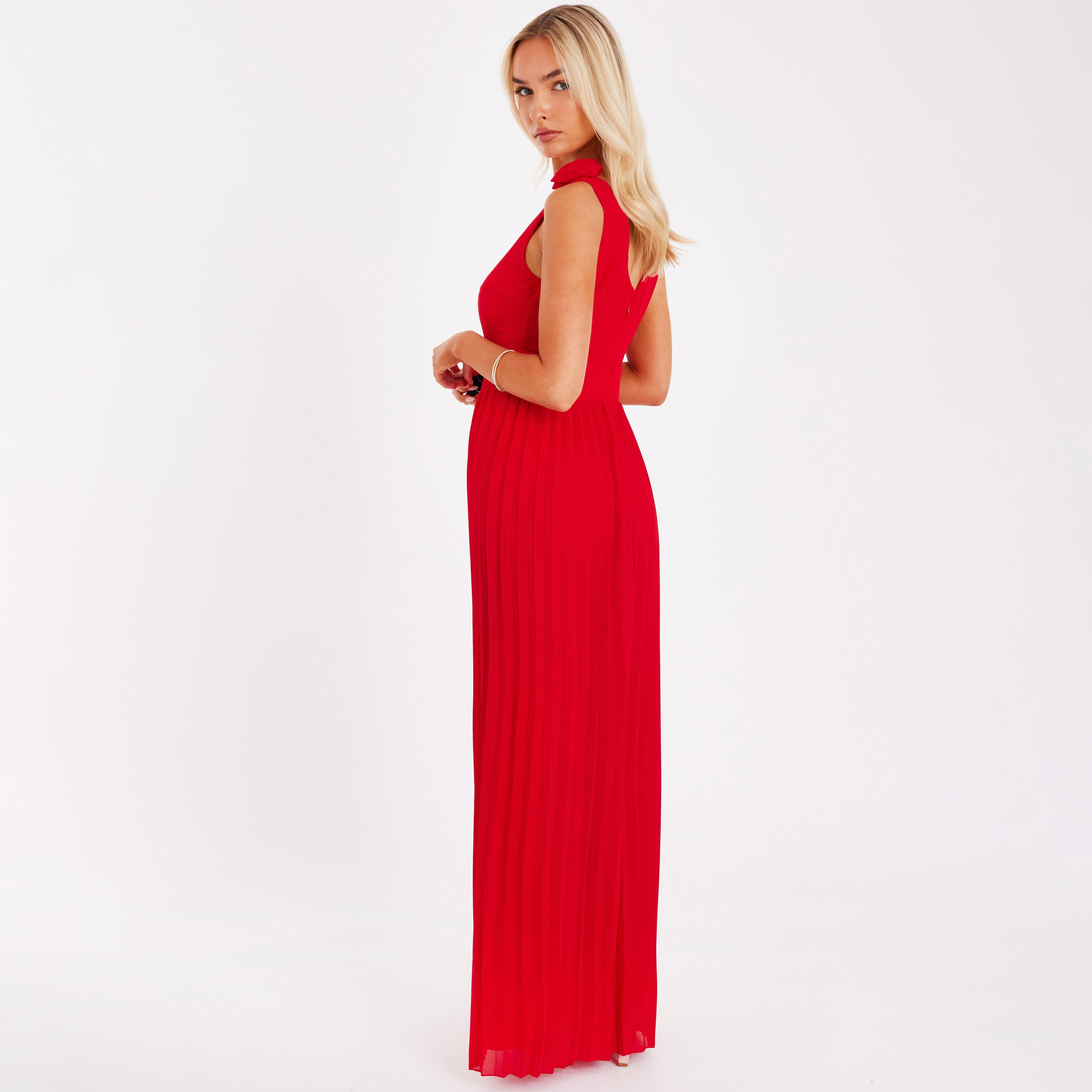 جمبسوت نسائي بلون أحمر من الشيفون بكسرات من كويز-women-clothing-jumpsuits-image-3
