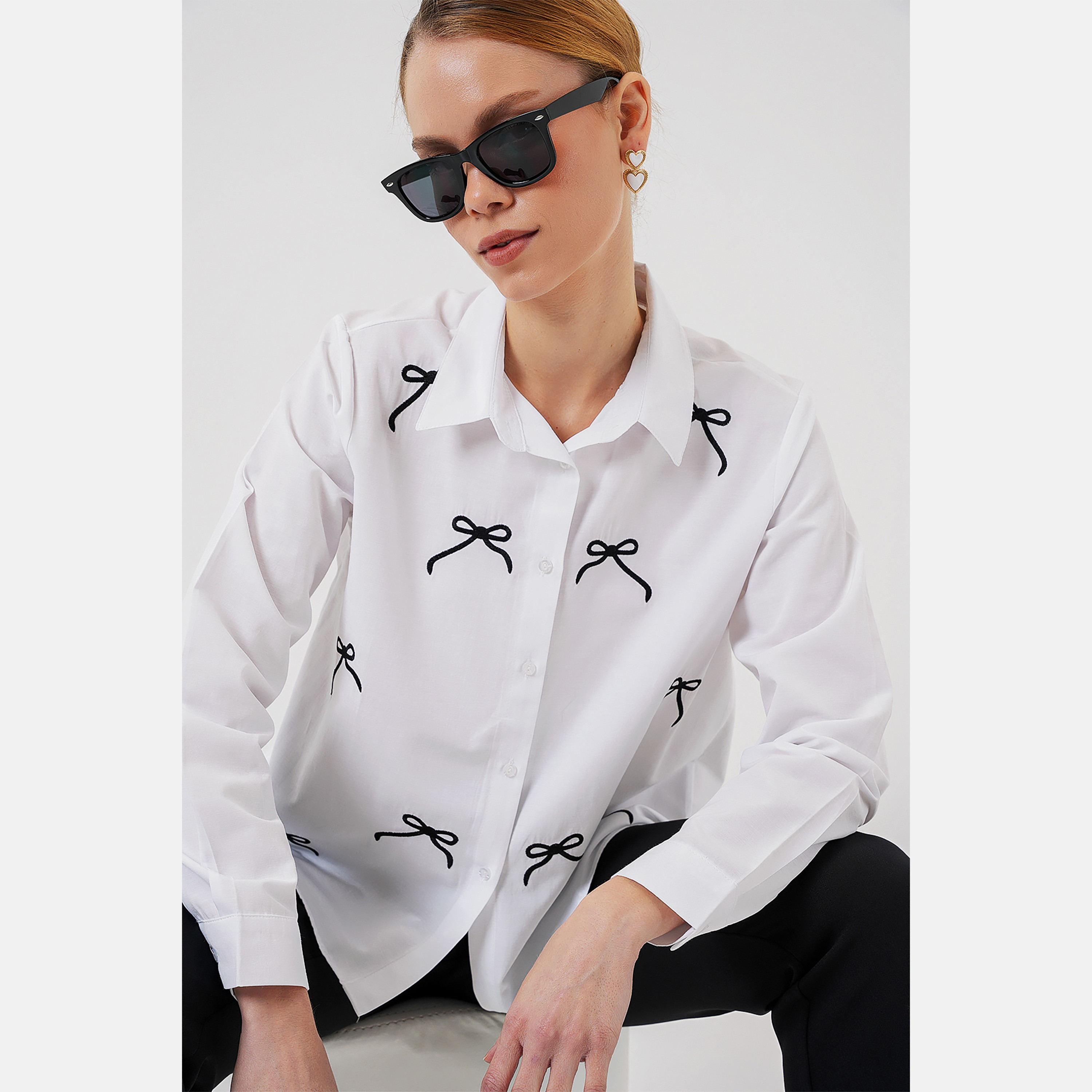 قميص نسائي باللون الأبيض بياقة وتطريز فيونكة من بيجدارت-women-clothing-shirtsandblouses-shirts-image-4