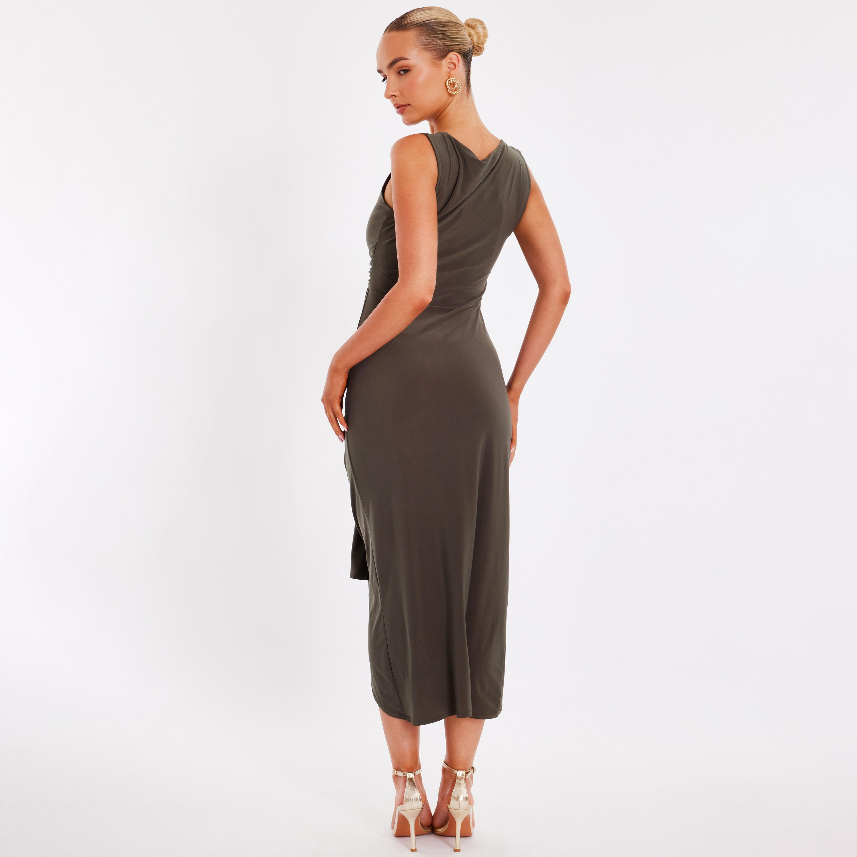 فستان سهرة نسائي بلون زيتوني بقَصَّة عمودية من قماش ديسكو المنسدل من كويز-women-clothing-dresses-image-3