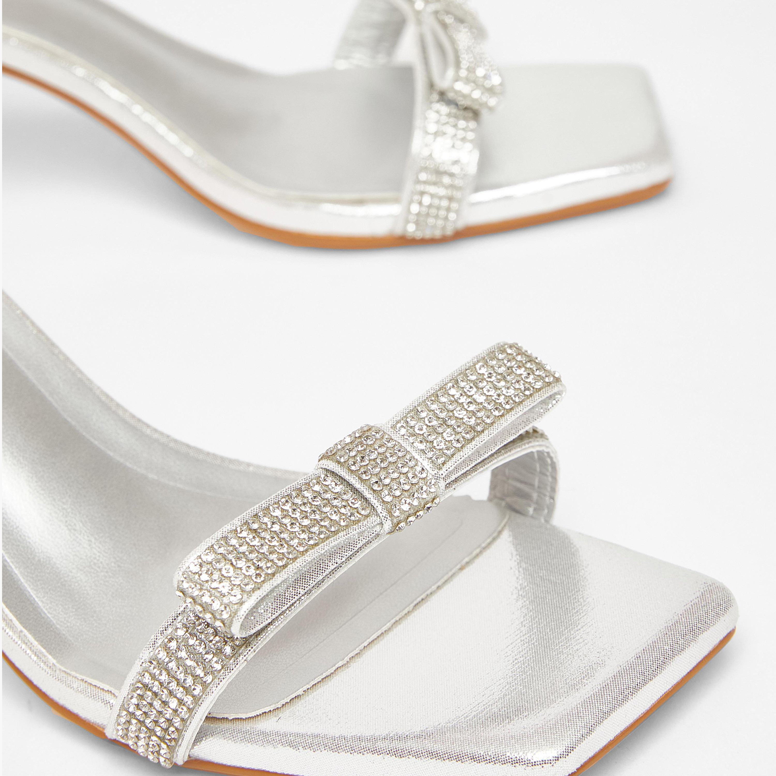 صندل بكعب متسع مع فيونكة مربعة مرصعة بالكريستال من كويز | 203378625-women-shoes-sandals-heeled-image-4