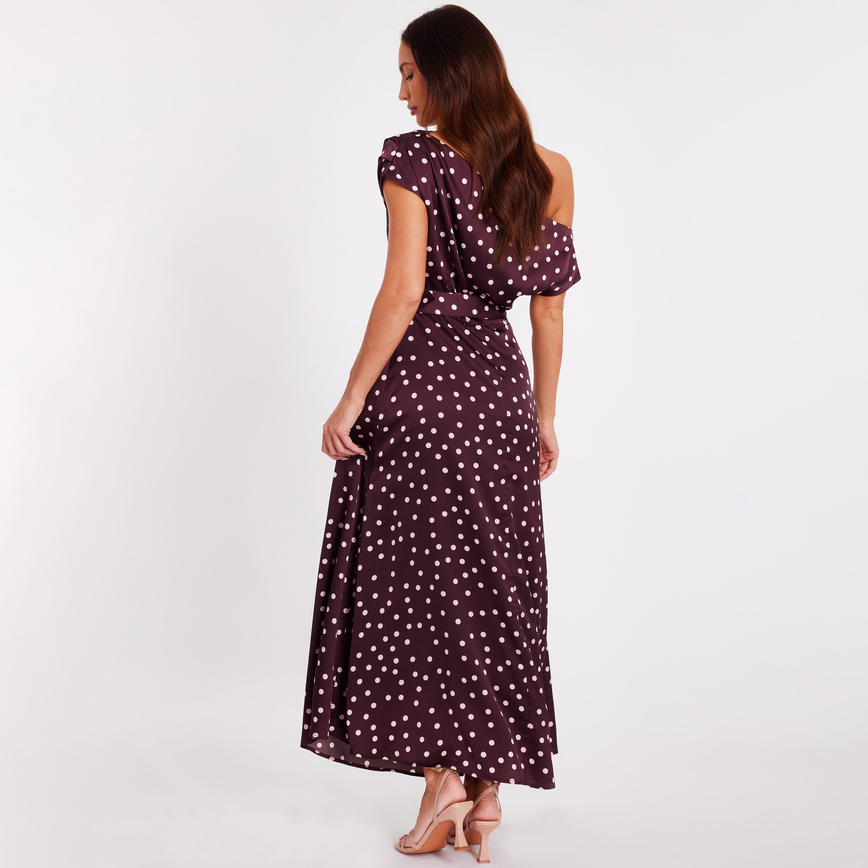 فستان ماكسي نسائي بلون توتي من الساتان المنقط بياقة منسدلة عن الكتف من كويز-women-clothing-dresses-image-3