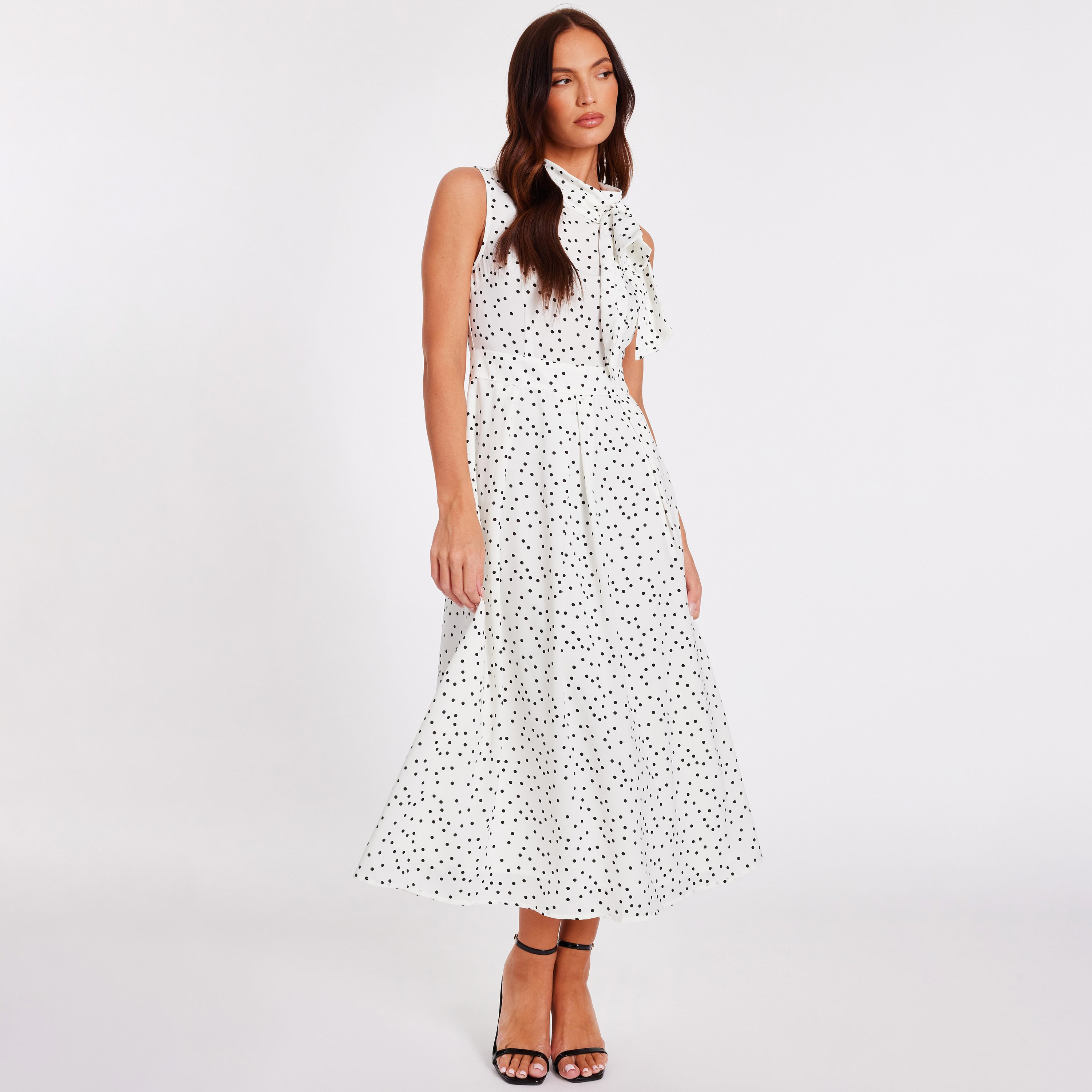 فستان ميدي نسائي بلون أبيض بياقة عالية ومنقط من الساتان من كويز-women-clothing-dresses-image-1