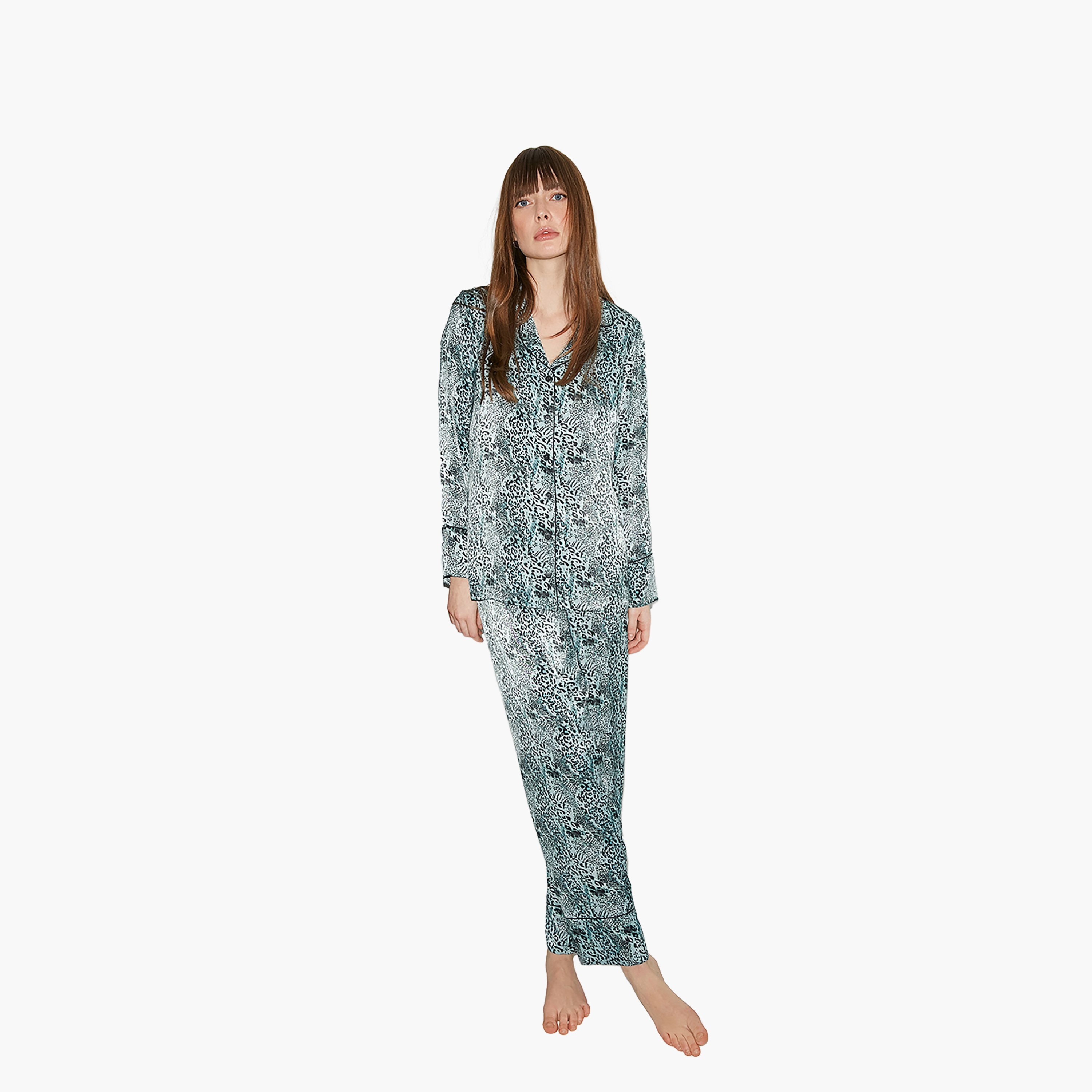 طقم بيجامة مع قميص داخلي بياقة مطوية وطبعة جلد النمر وبيجامة نسائية من بيني موود-women-clothing-nightwear-pyjamas-longsets-image-1