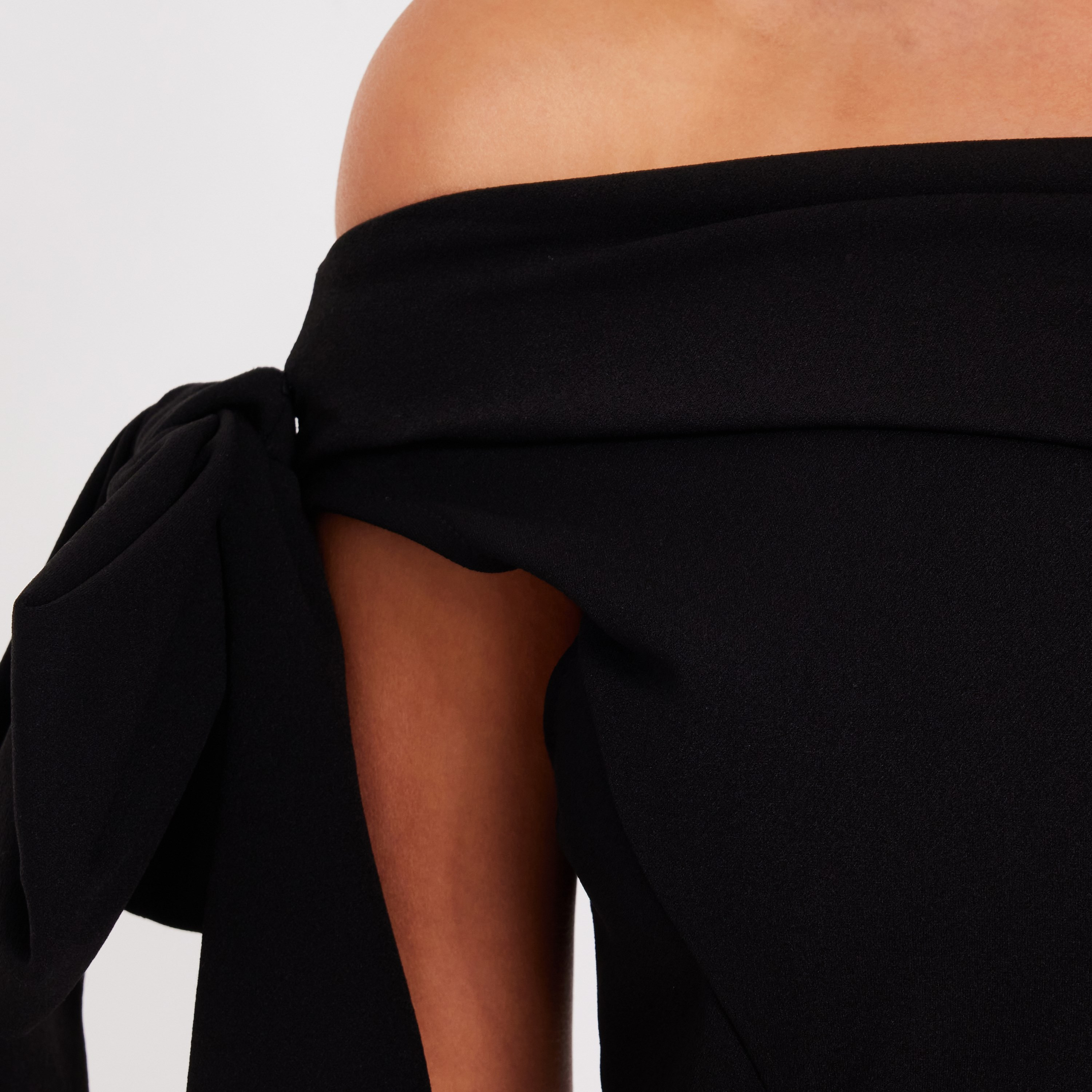 فستان نسائي ضيق بفتحة رقبة "باردو" قماش سكوبا كريب - أسود من كويز-women-clothing-dresses-image-4