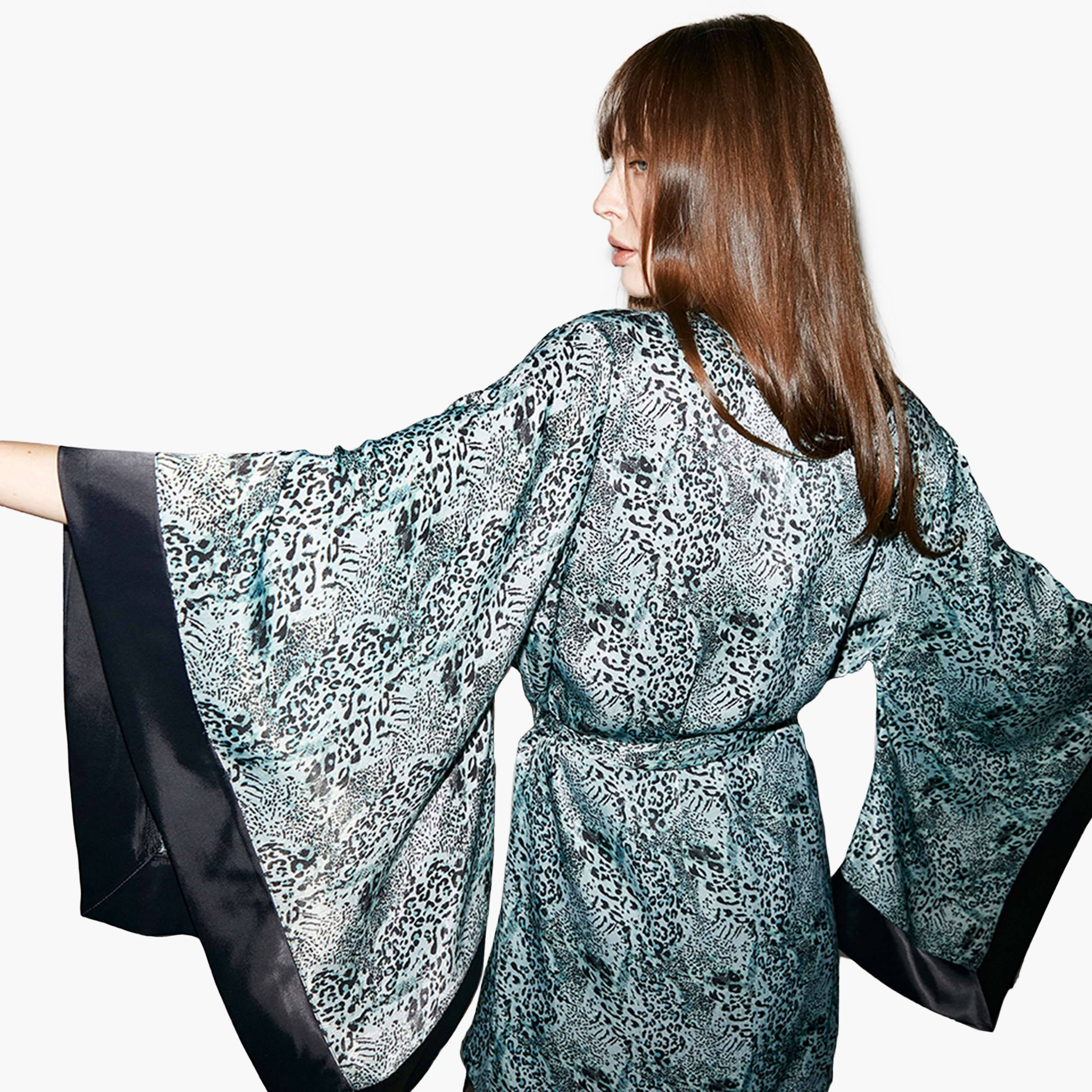 طقم رداء مكون من رداء بطبعة جلد النمر وفتحة رقبة على شكل حرف V وقميص نسائي من بيني موود-women-clothing-nightwear-robes-image-2