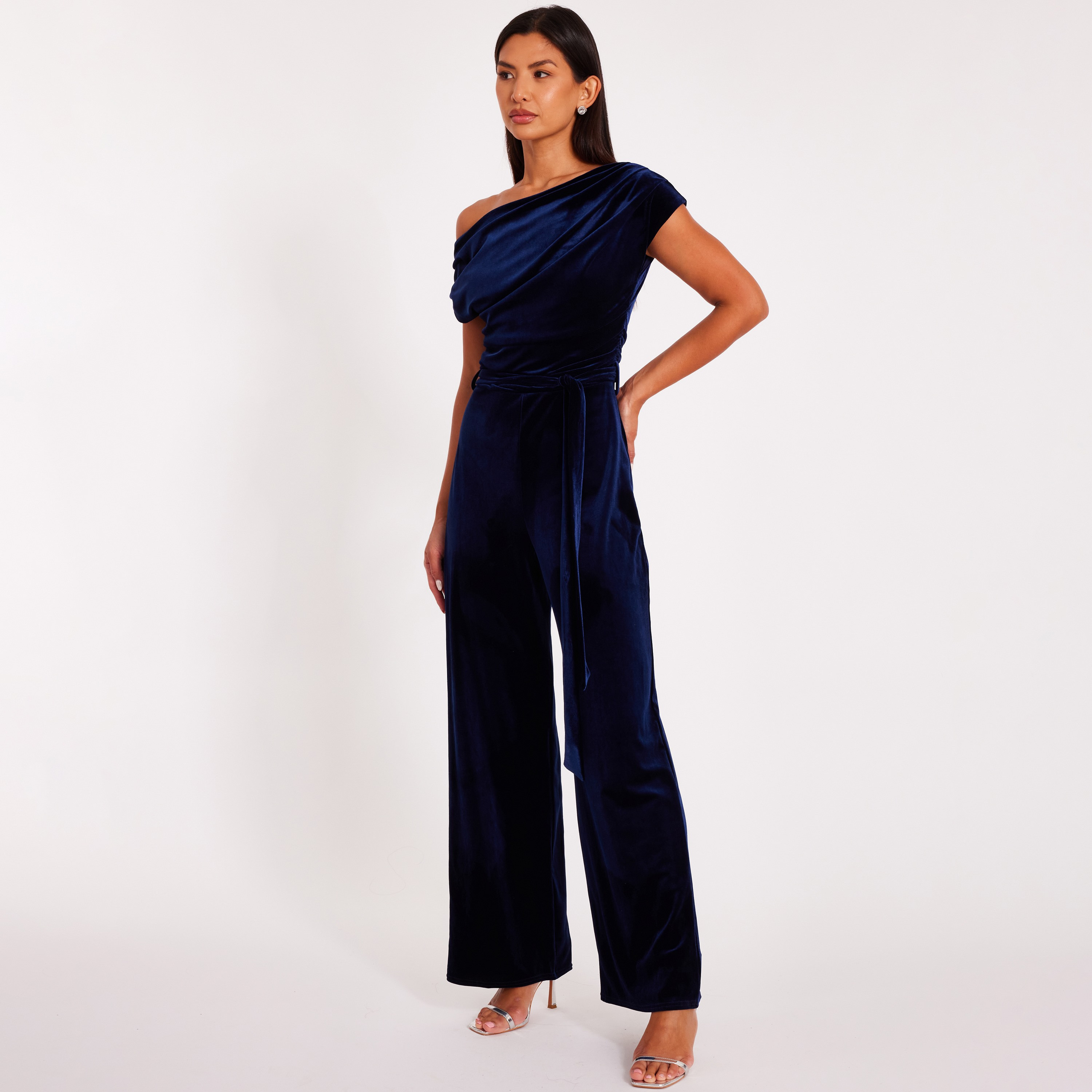 جمبسوت نسائي مخملي بكتف واحد وتفاصيل مزمومة - كحلي من كويز-women-clothing-jumpsuits-image-2