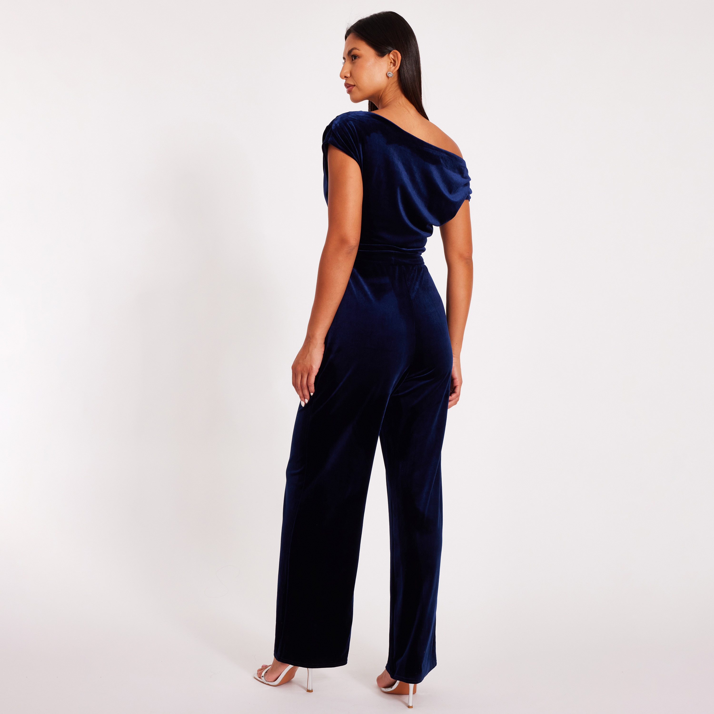 جمبسوت نسائي مخملي بكتف واحد وتفاصيل مزمومة - كحلي من كويز-women-clothing-jumpsuits-image-3
