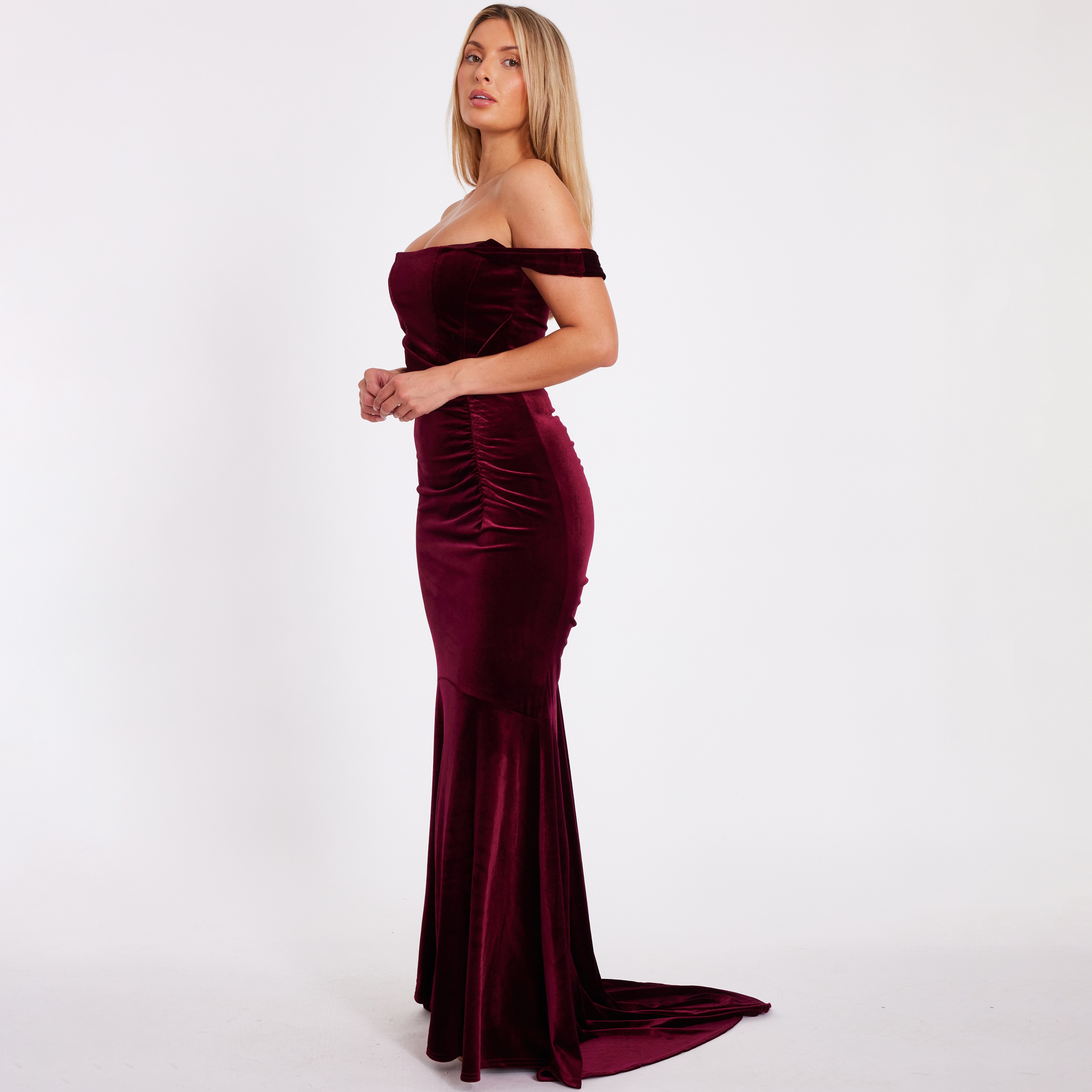 فستان نسائي "ميرميد" بفتحة رقبة "باردو" من المخمل - بيري من كويز-women-clothing-dresses-image-2