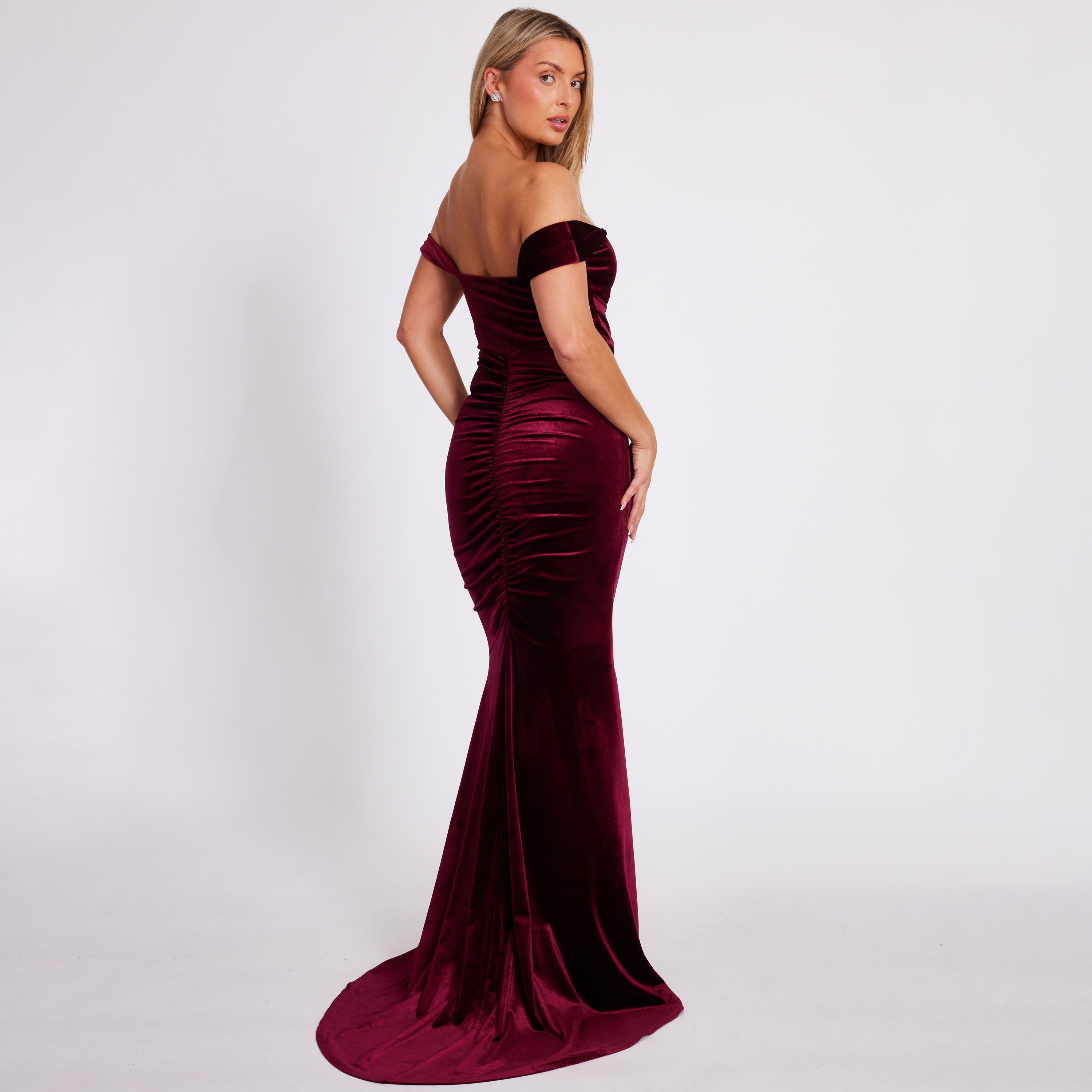 فستان نسائي "ميرميد" بفتحة رقبة "باردو" من المخمل - بيري من كويز-women-clothing-dresses-image-3
