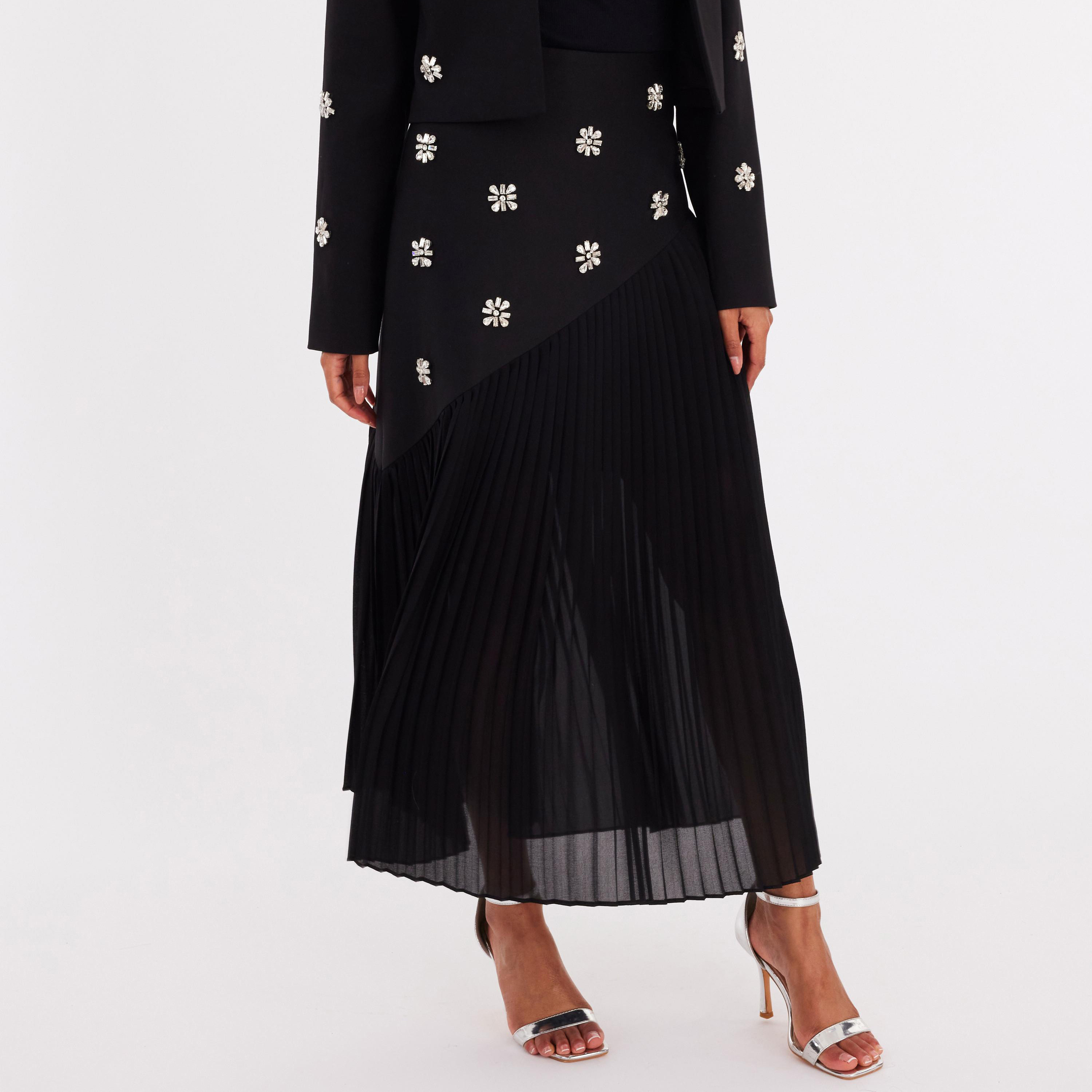 تنورة ماكسي نسائية من الشيفون المكسر والمزين بالكريستال - أسود من كويز-women-clothing-bottoms-skirts-image-1