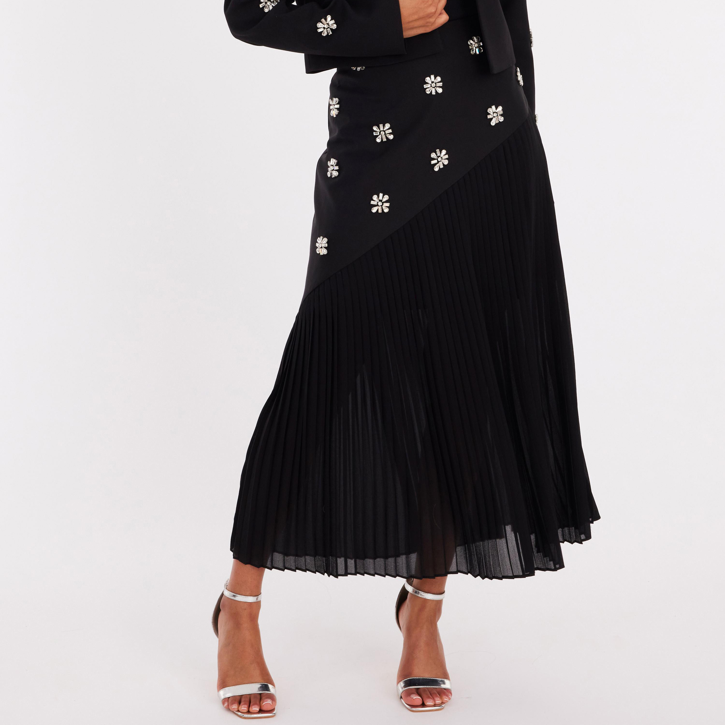 تنورة ماكسي نسائية من الشيفون المكسر والمزين بالكريستال - أسود من كويز-women-clothing-bottoms-skirts-image-3