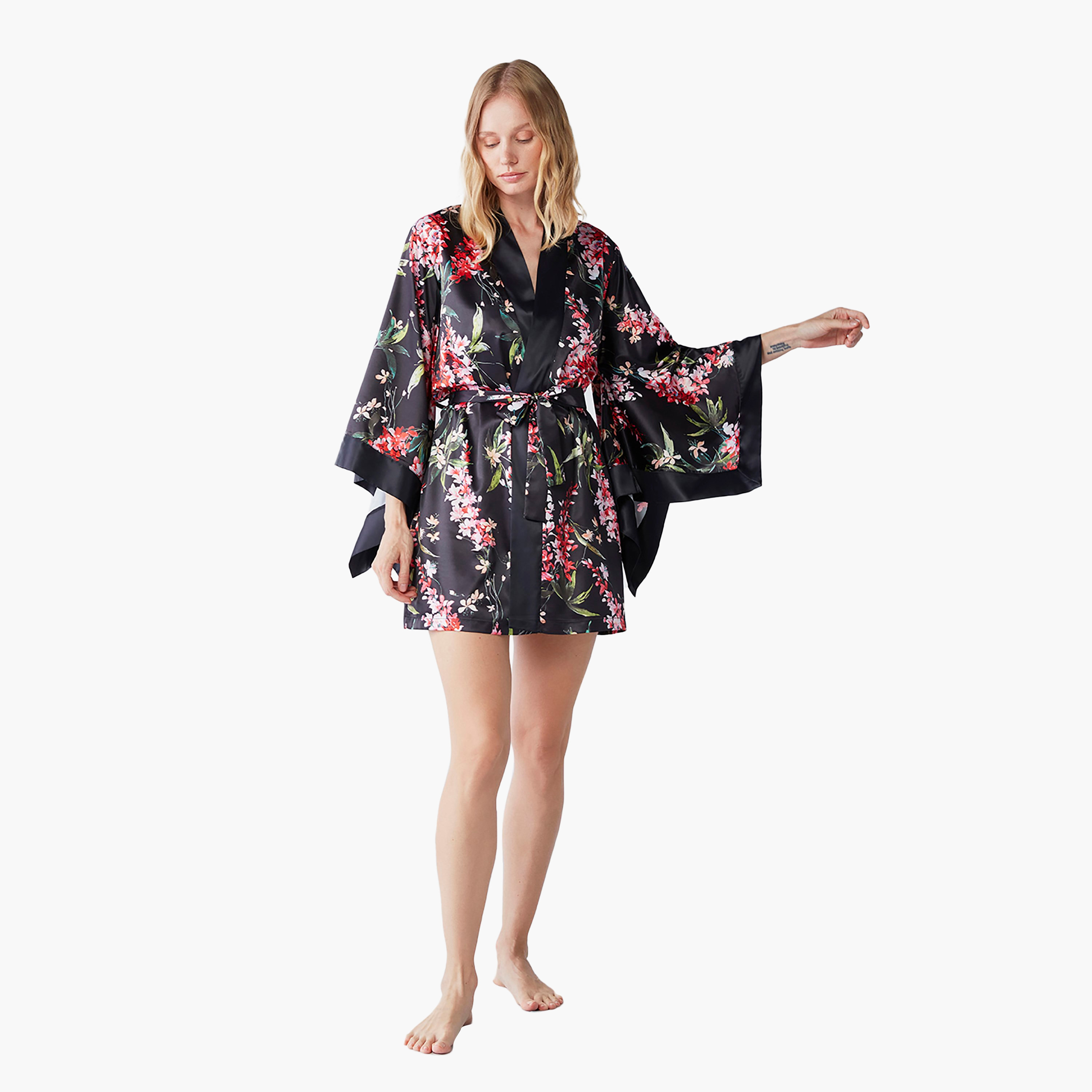 رداء نسائي مزين بالزهور وفتحة رقبة على شكل حرف V وأكمام واسعة من بيني موود-women-clothing-nightwear-robes-image-1