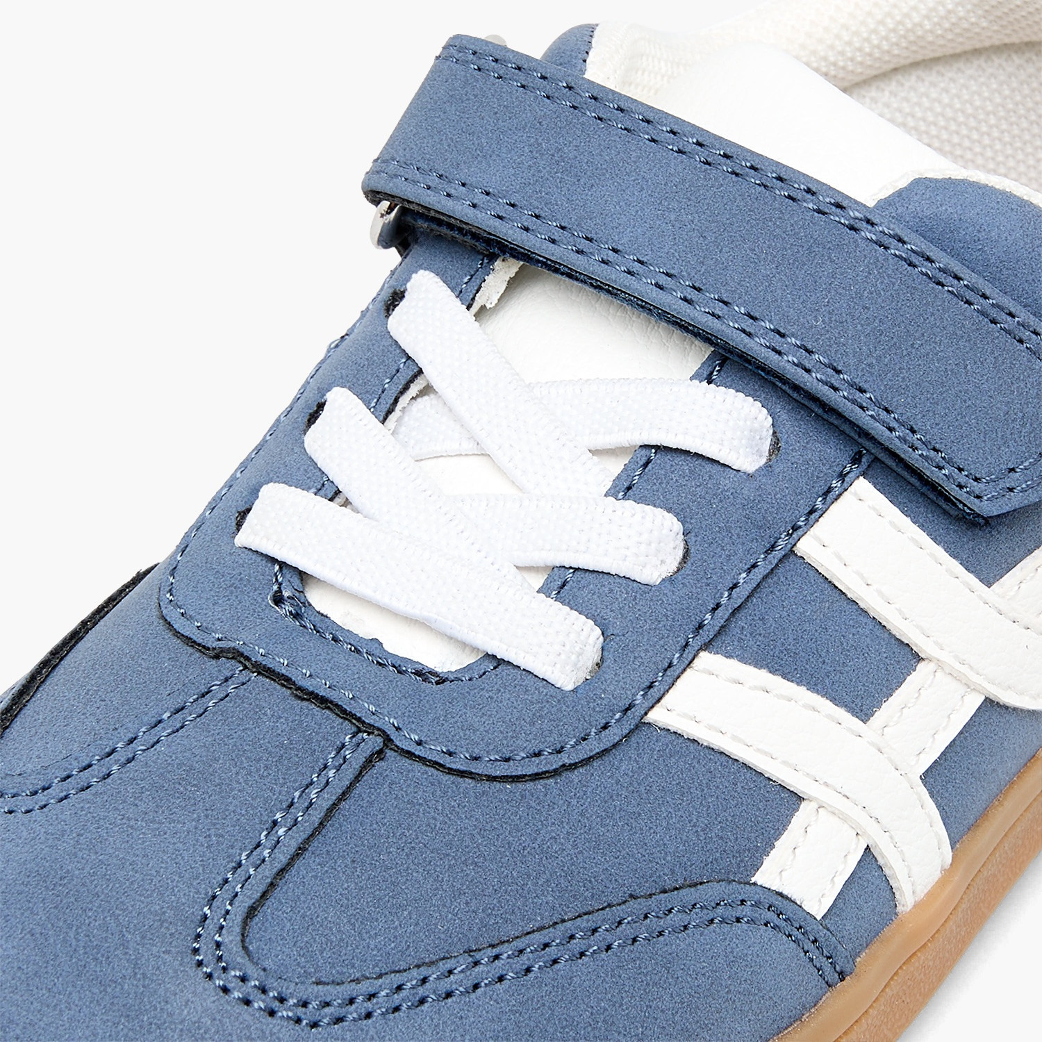 حذاء سنيكرز بشريط إغلاق لاصق للأولاد من جونيورز-boys-shoes-sneakers-image-7