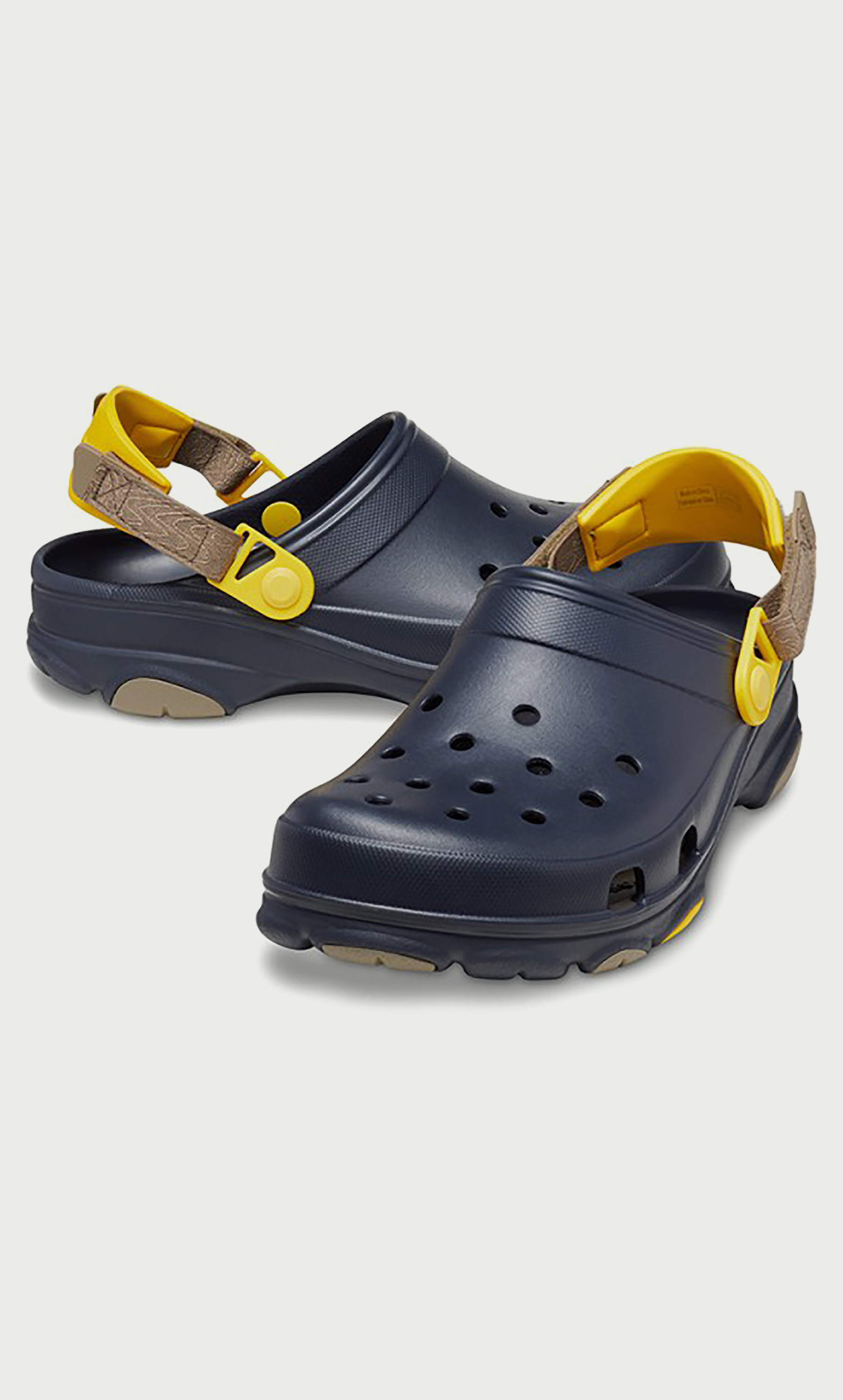 شبشب كروكس للجنسين بتفاصيل مقصوصة لجميع التضاريس مع إغلاق فيلكرو-women-shoes-sandals-flats-image-7