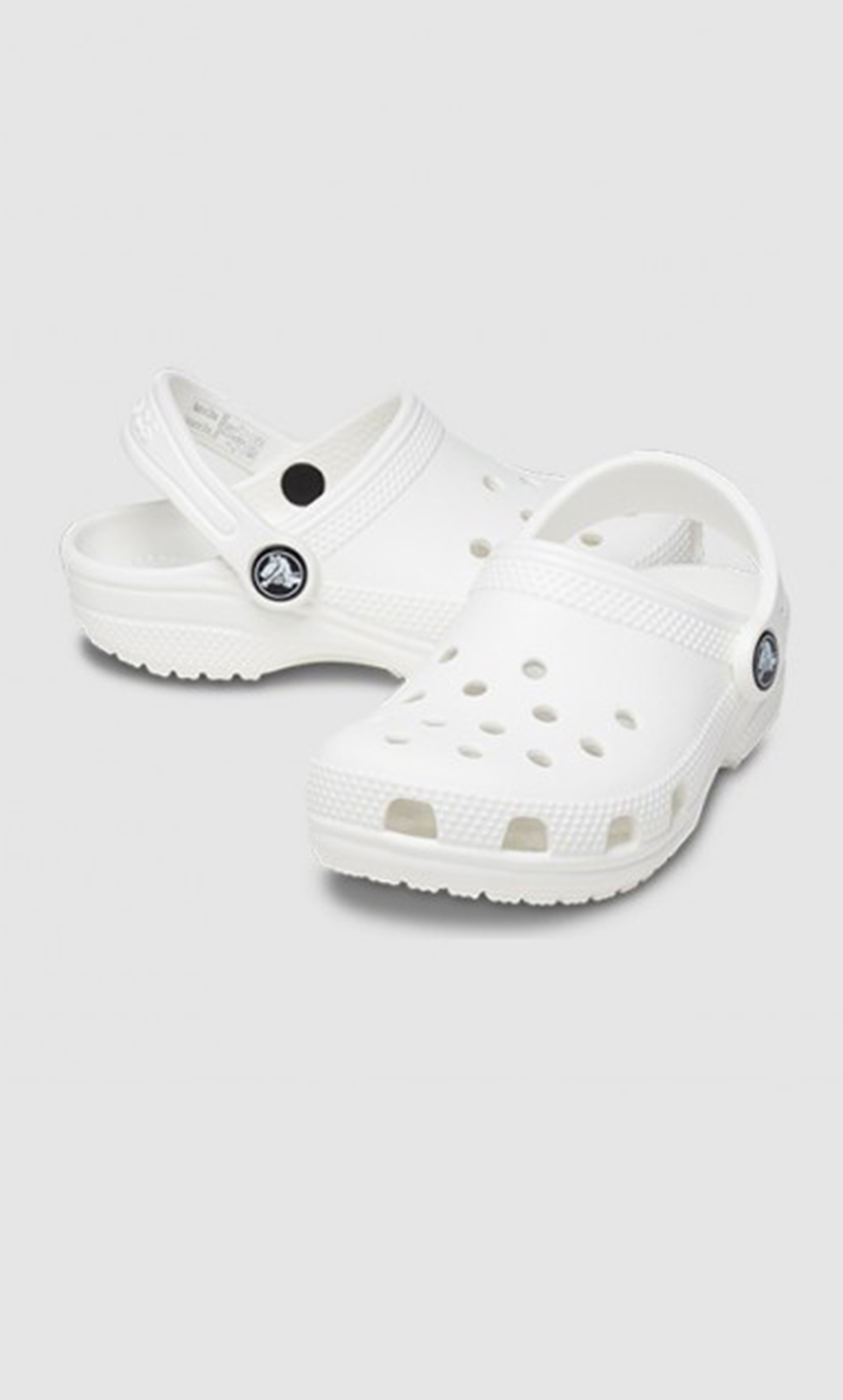 206990-100 قباقيب كروكس للأطفال بحمالة خلفية بتفاصيل مقصوصة-baby-boys-shoes-sandals-image-1