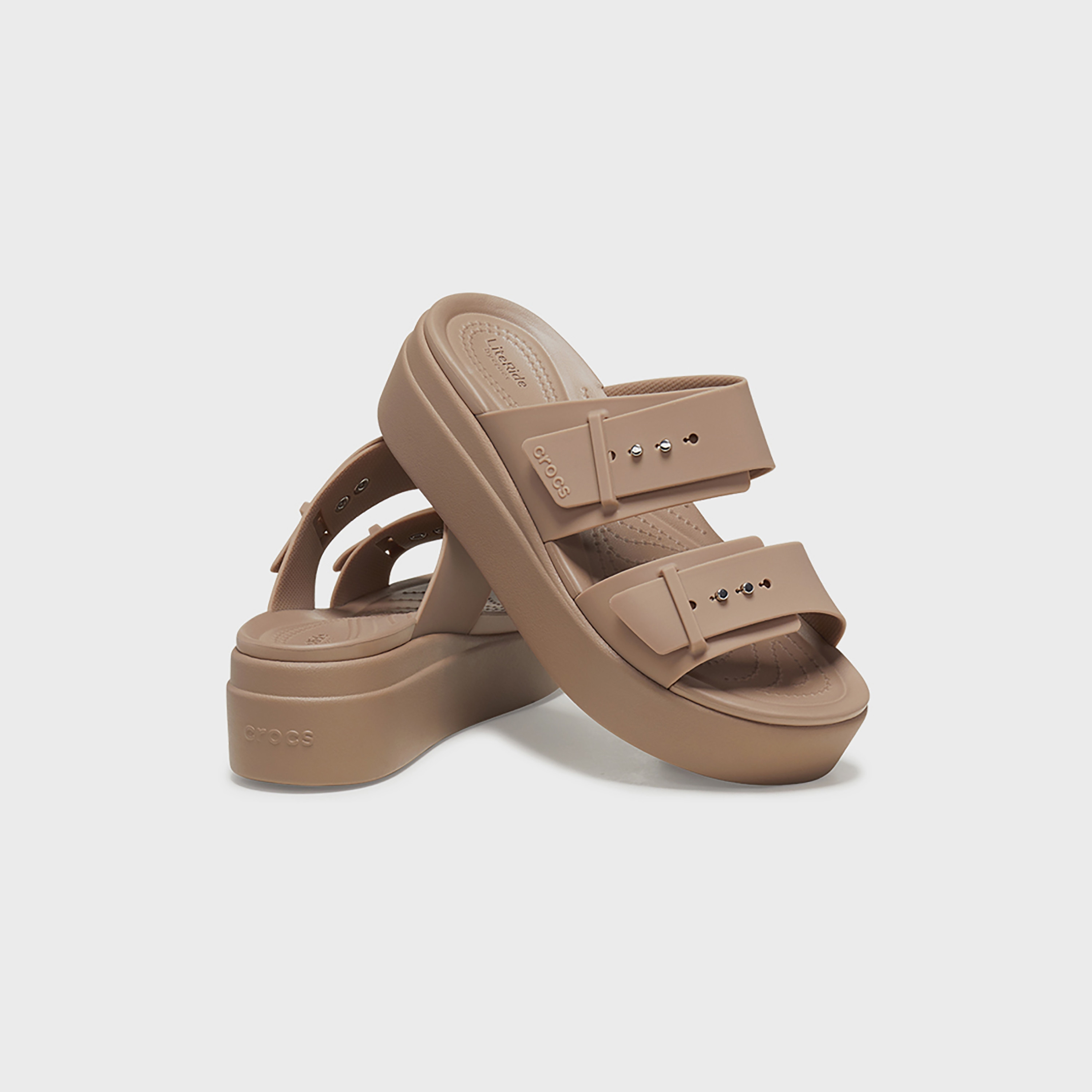 أحذية كروكس منخفضة ذو بروكلين بوكلي للنساء-women-shoes-sandals-flats-image-6