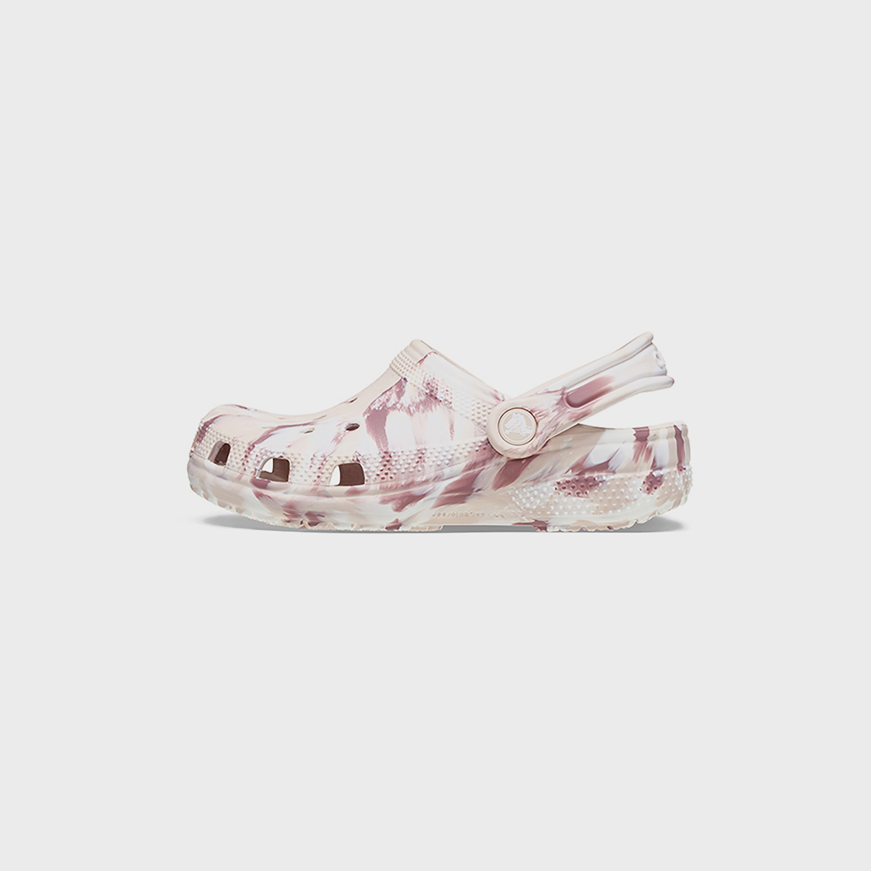  207464-3UF | قبقاب كلاسيكي من كروكس للأطفال مزين بفتحات رخامية مع حزام خلفي-boys-shoes-sandals-image-16