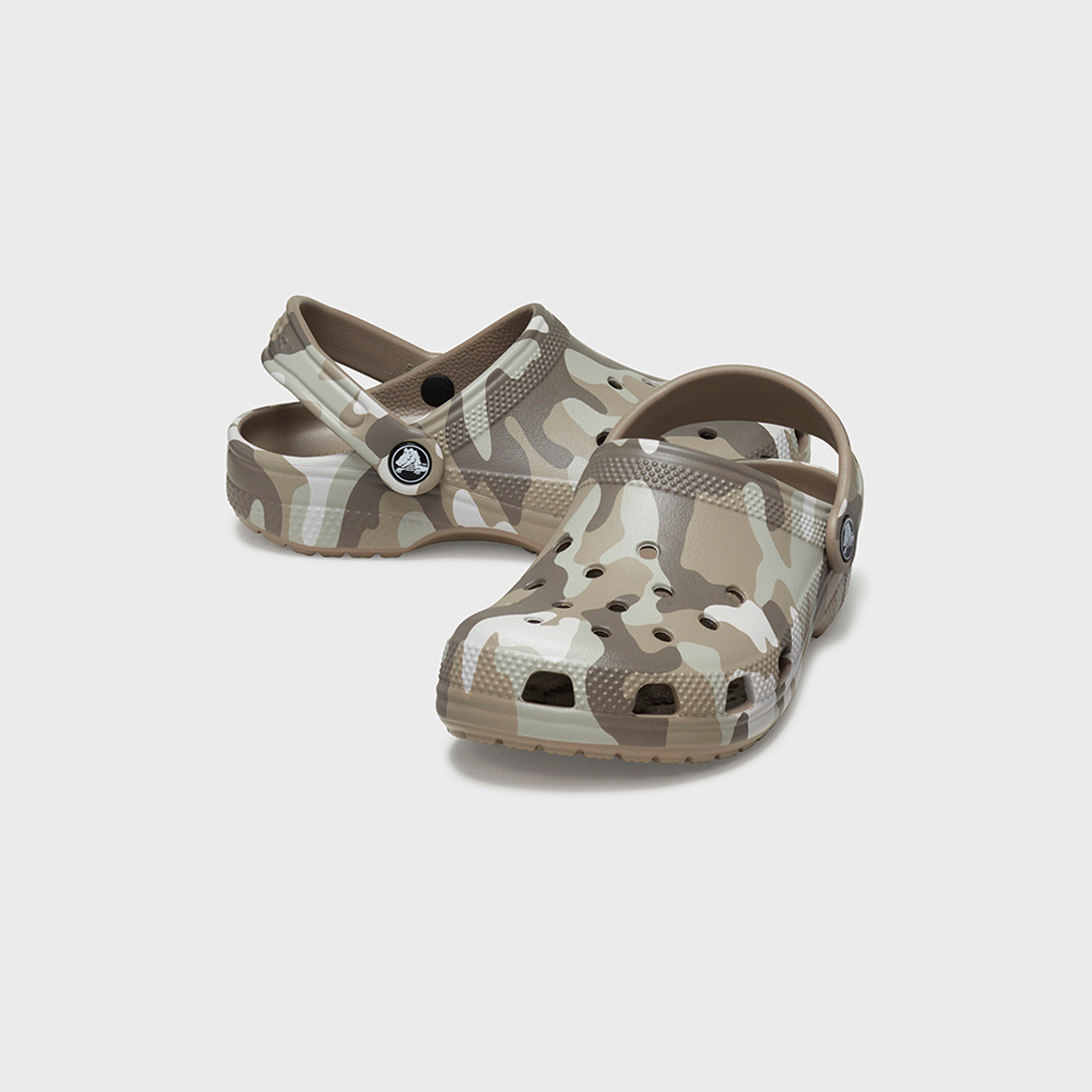 قباقيب مموهة كلاسيكية من كروكس للأطفال ذو سليب أون | 207594-2ZJ-boys-shoes-sandals-image-1