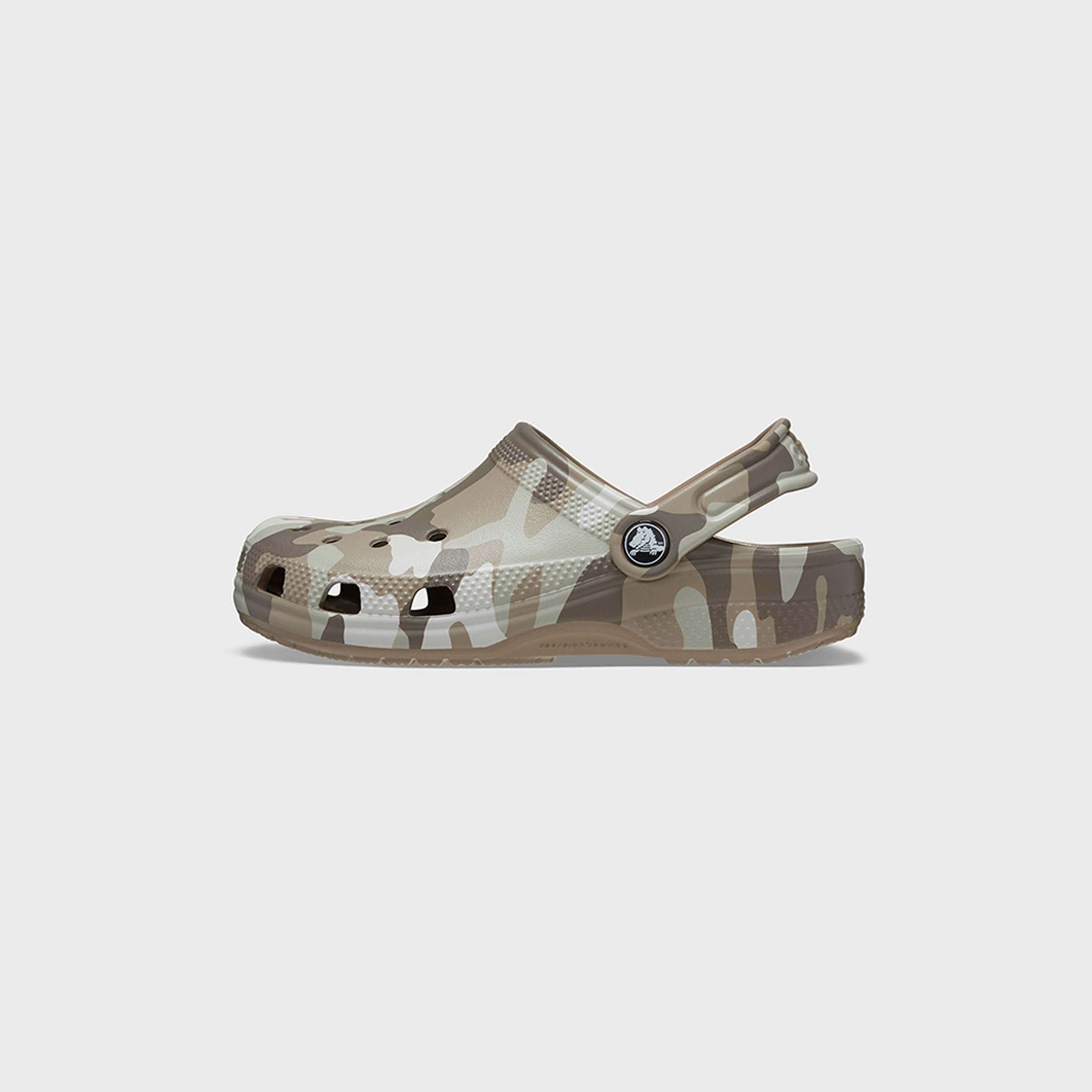 قباقيب مموهة كلاسيكية من كروكس للأطفال ذو سليب أون | 207594-2ZJ-boys-shoes-sandals-image-6
