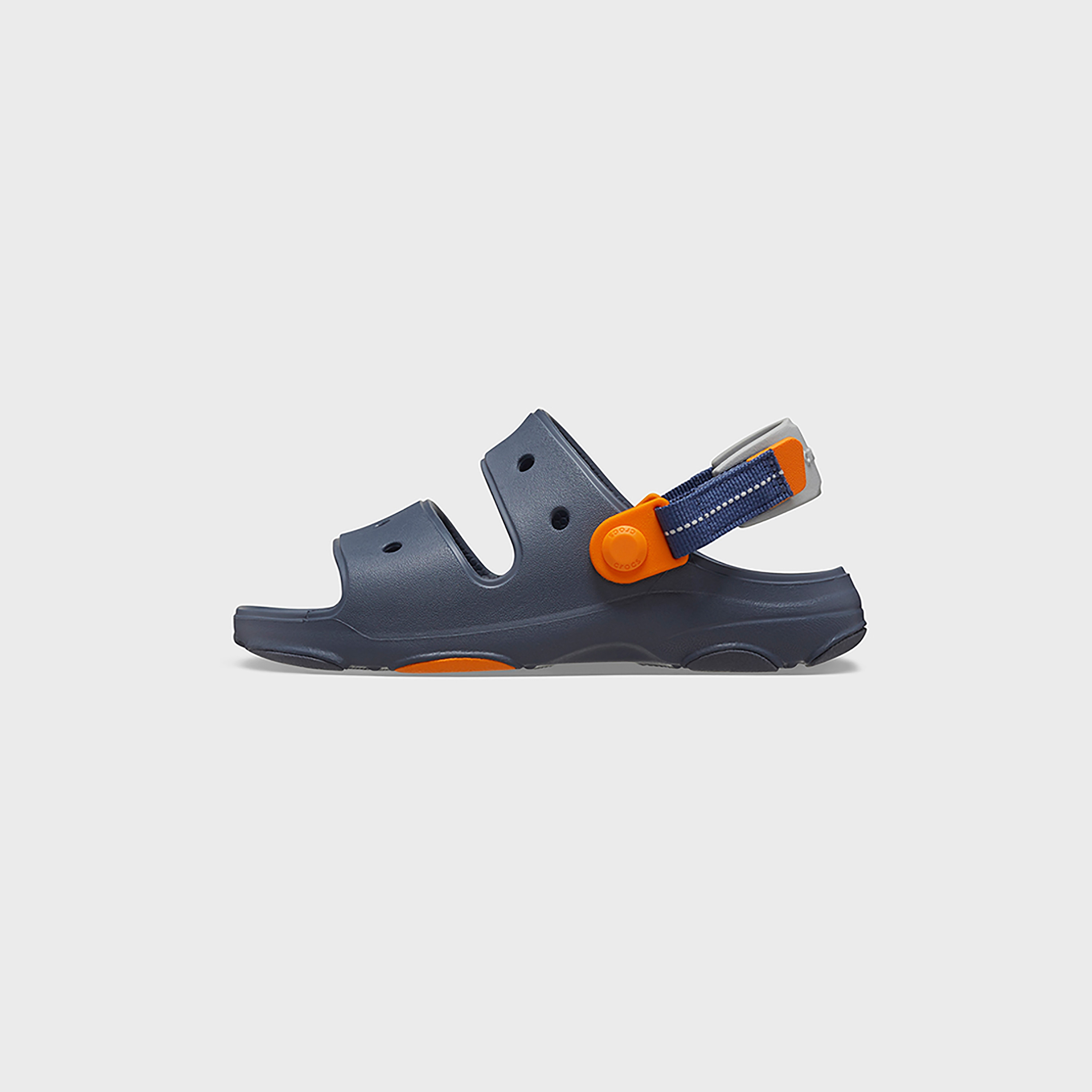 صندل كلاسيكي من كروكس للأطفال بتفاصيل مقصوصة لجميع التضاريس مع إغلاق فيلكرو-girls-shoes-sandals-image-16