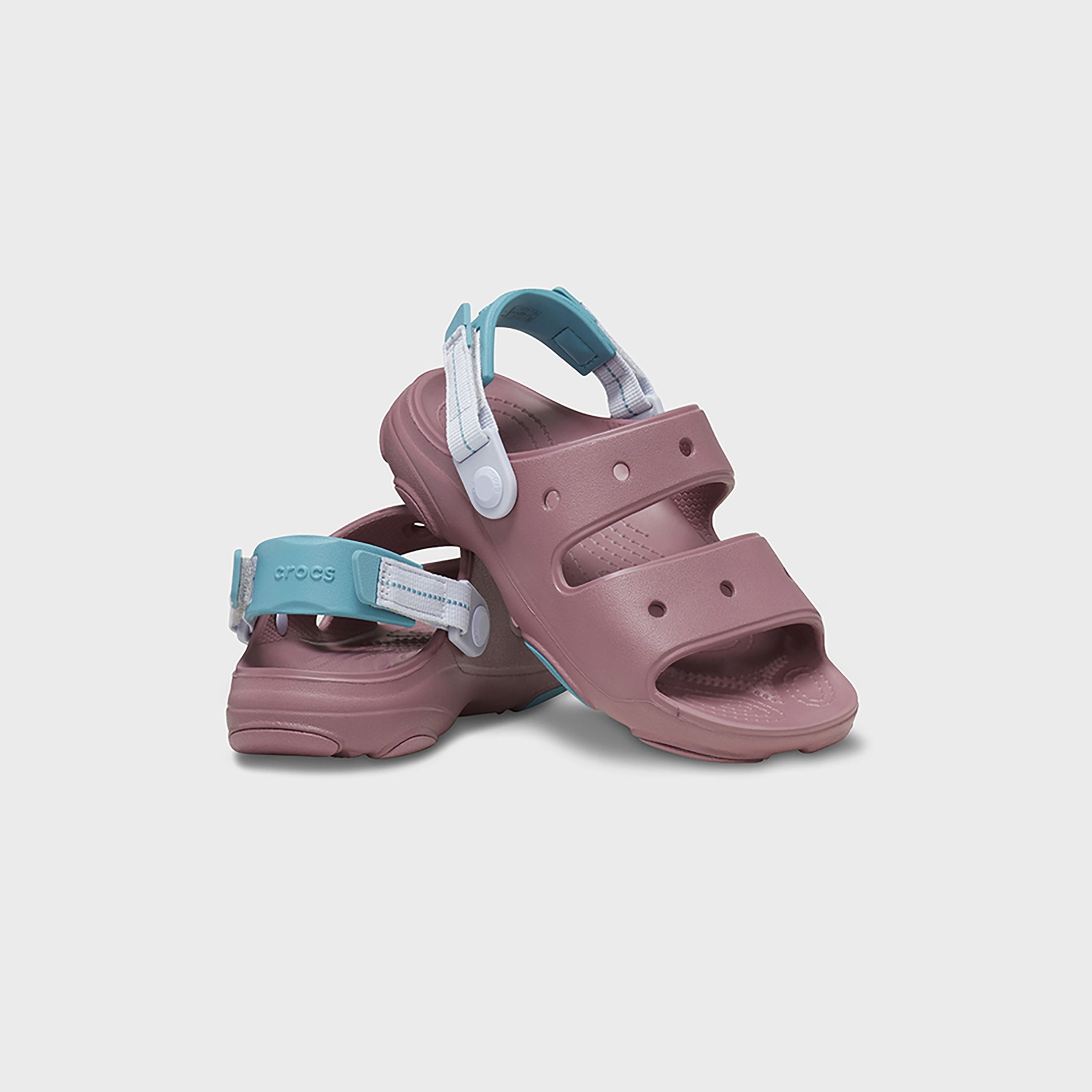 صندل كلاسيكي من كروكس للأطفال بتفاصيل مقصوصة لجميع التضاريس مع إغلاق فيلكرو-girls-shoes-sandals-image-19