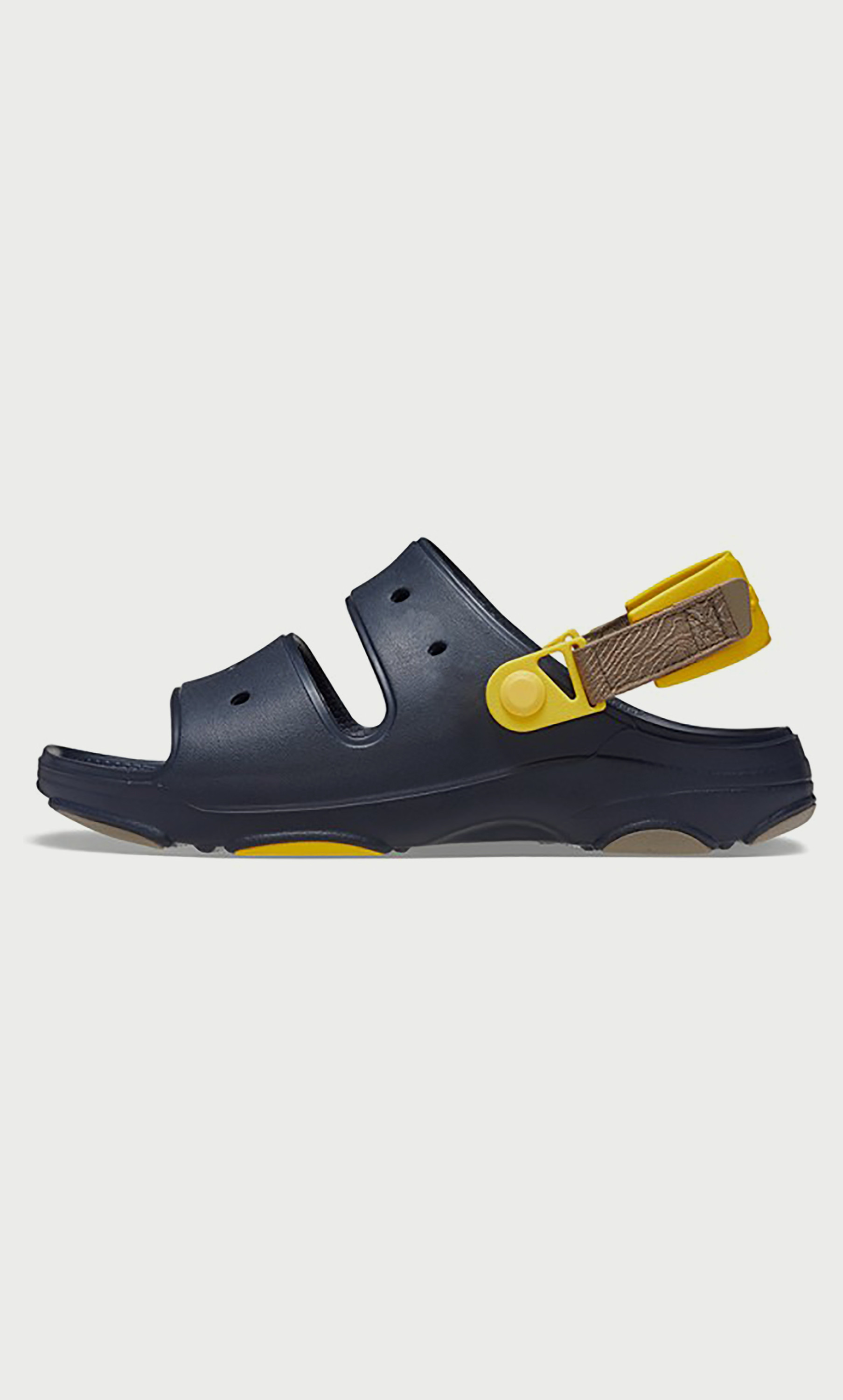 صندل كروكس للجنسين بتفاصيل مقصوصة لجميع التضاريس مع إغلاق فيلكرو-women-shoes-sandals-flats-image-16