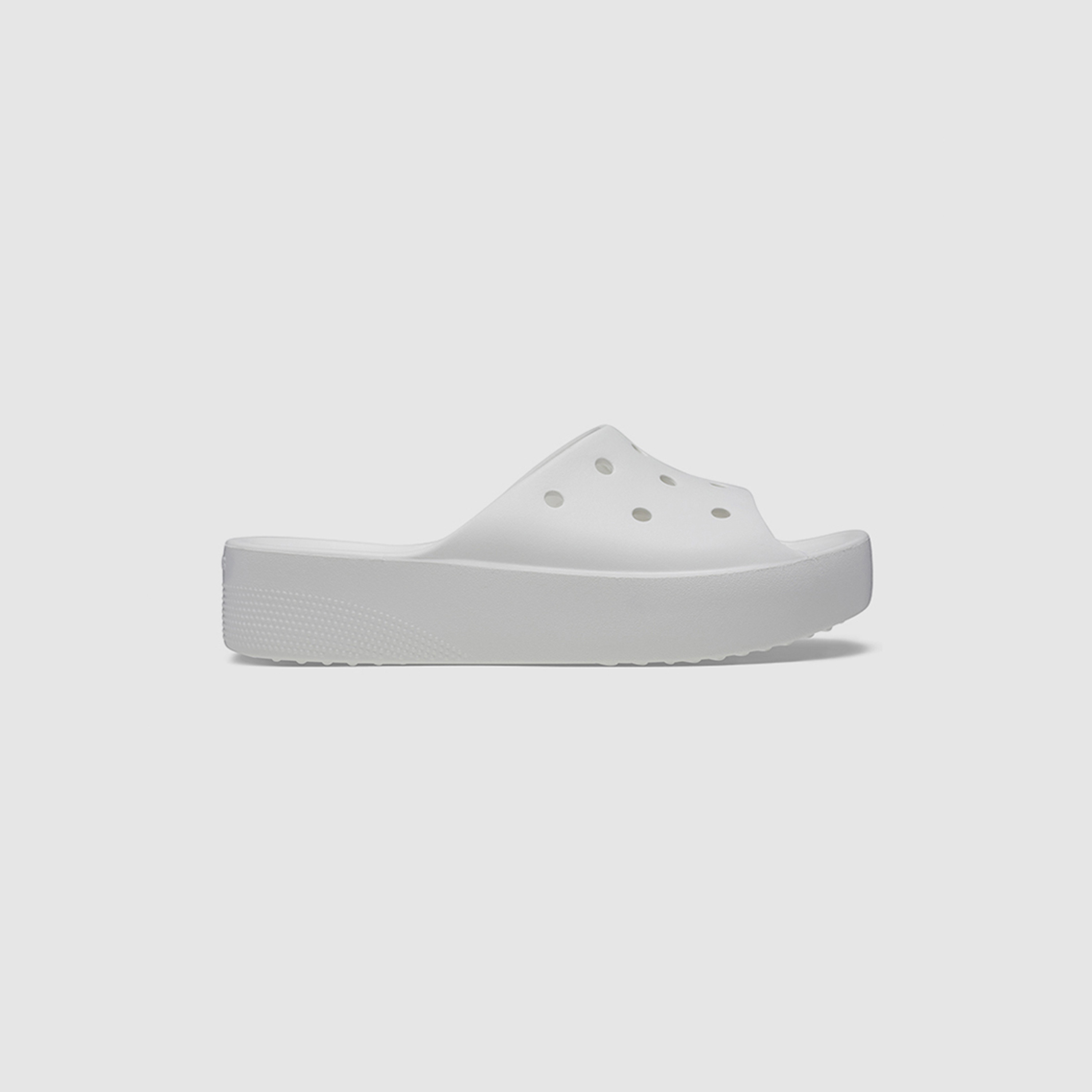  سلايدس كروكس كلاسيكي نسائي ذو بلاتفورم مع مزين بفتحات-women-shoes-sandals-flats-image-3