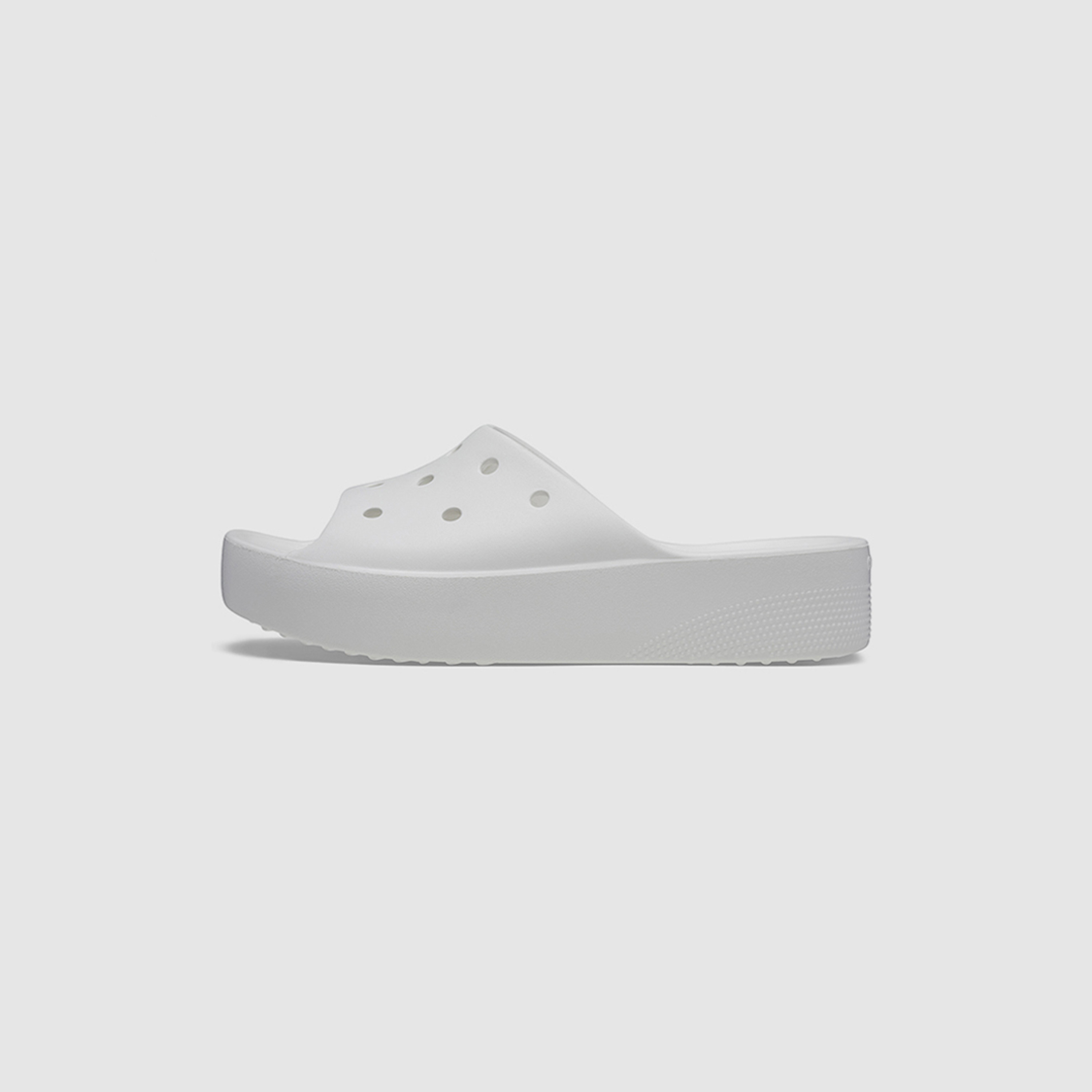  سلايدس كروكس كلاسيكي نسائي ذو بلاتفورم مع مزين بفتحات-women-shoes-sandals-flats-image-4
