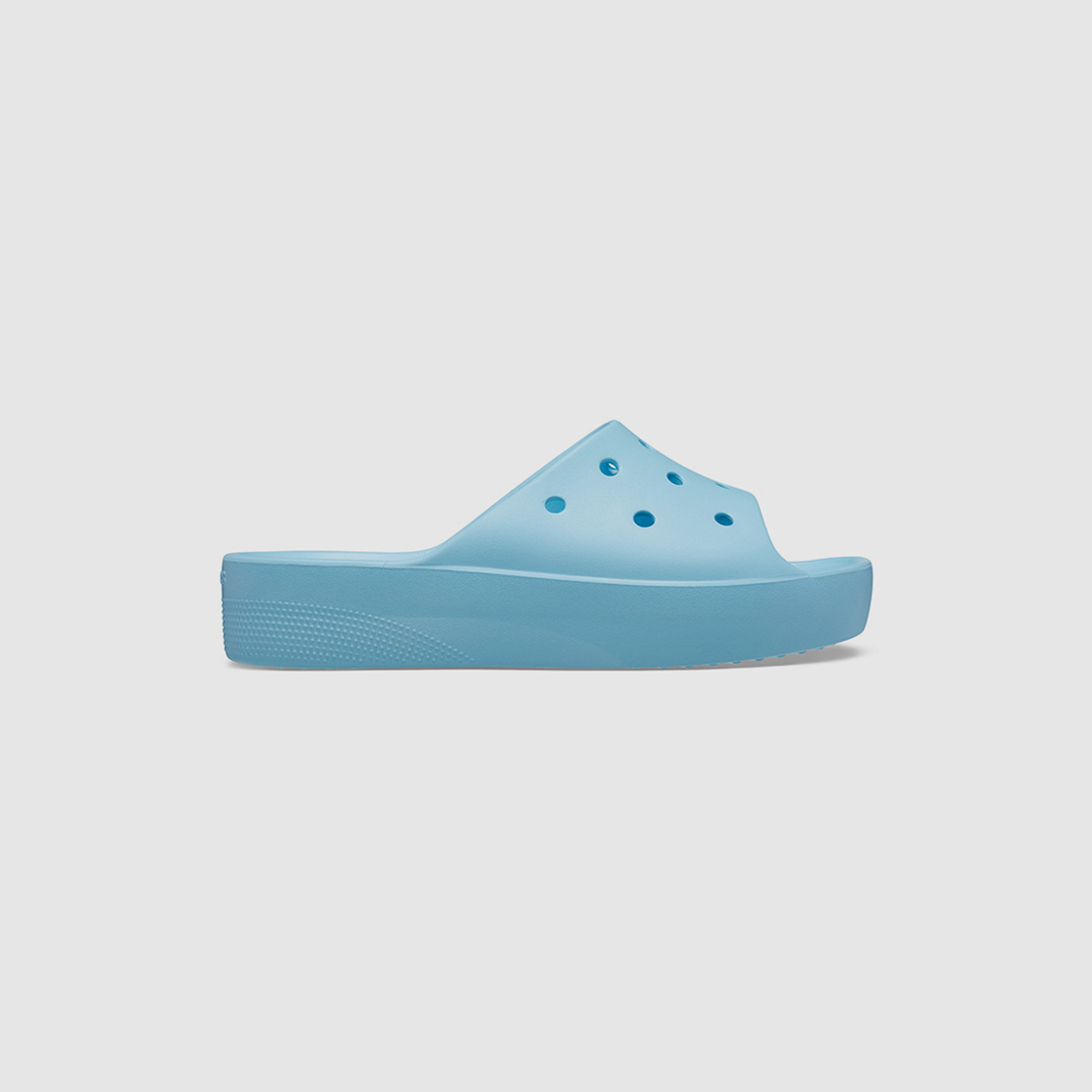  سلايدس كروكس كلاسيكي نسائي ذو بلاتفورم مع مزين بفتحات-women-shoes-sandals-flats-image-9