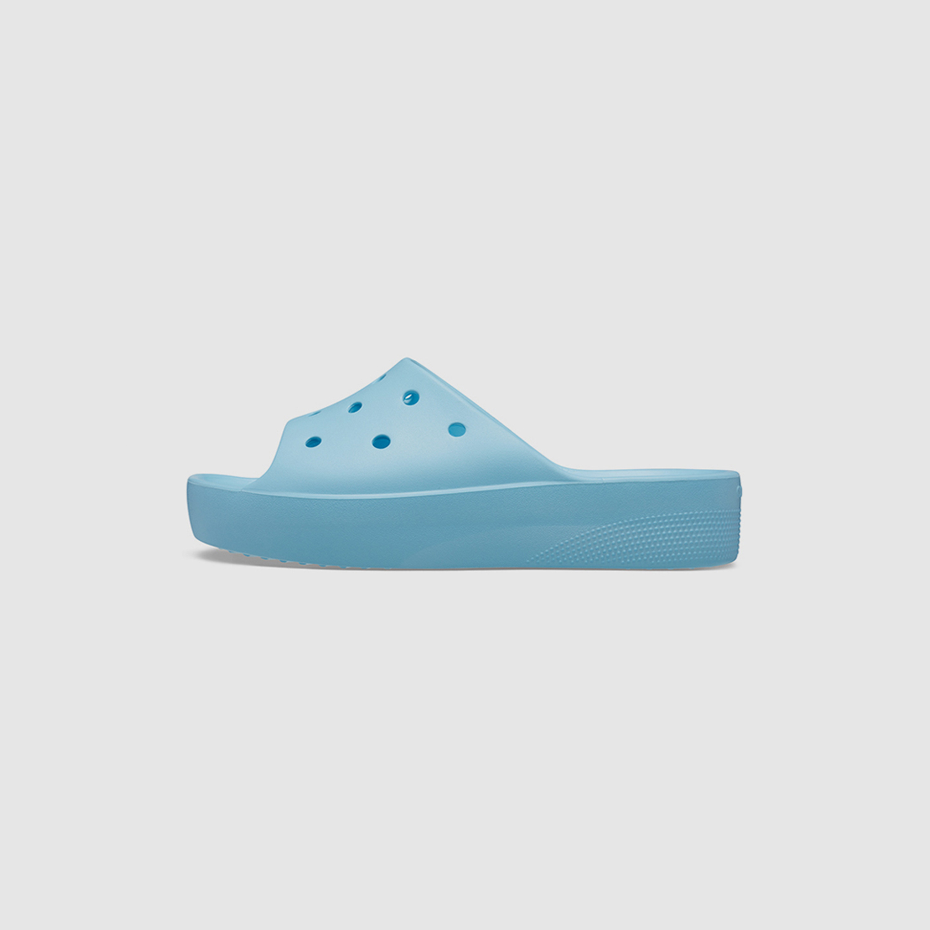  سلايدس كروكس كلاسيكي نسائي ذو بلاتفورم مع مزين بفتحات-women-shoes-sandals-flats-image-10