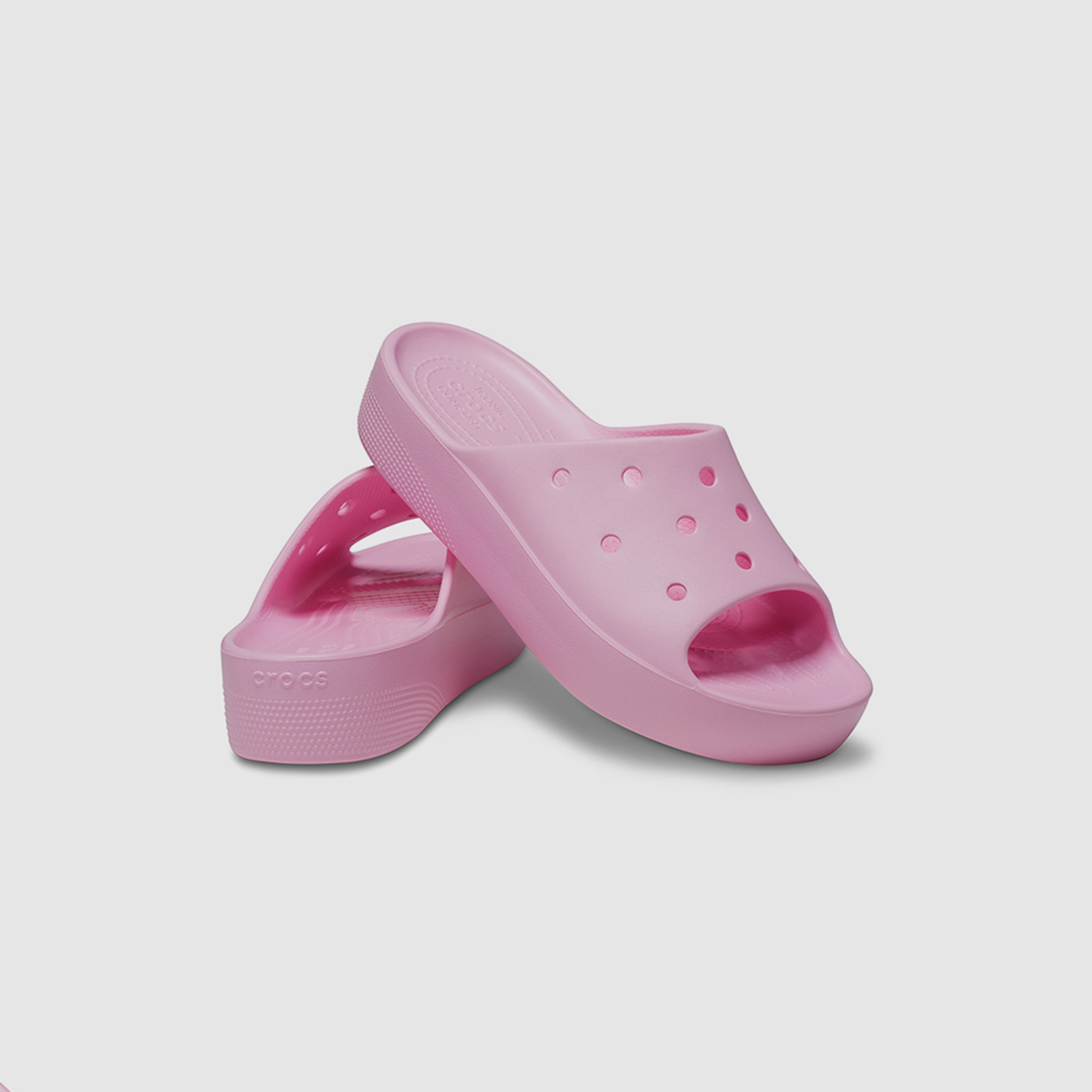  سلايدس كروكس كلاسيكي نسائي ذو بلاتفورم مع مزين بفتحات-women-shoes-sandals-flats-image-13