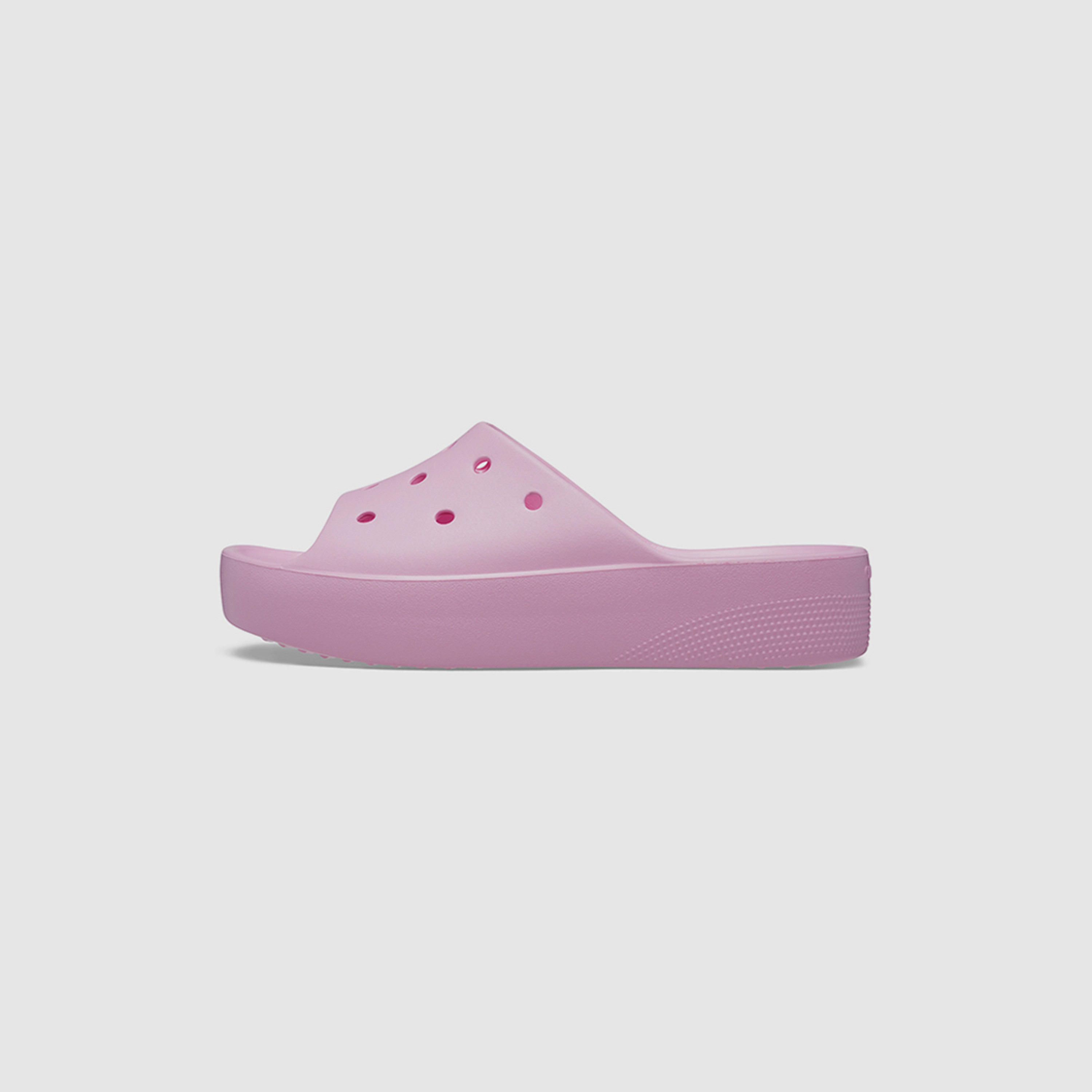  سلايدس كروكس كلاسيكي نسائي ذو بلاتفورم مع مزين بفتحات-women-shoes-sandals-flats-image-16