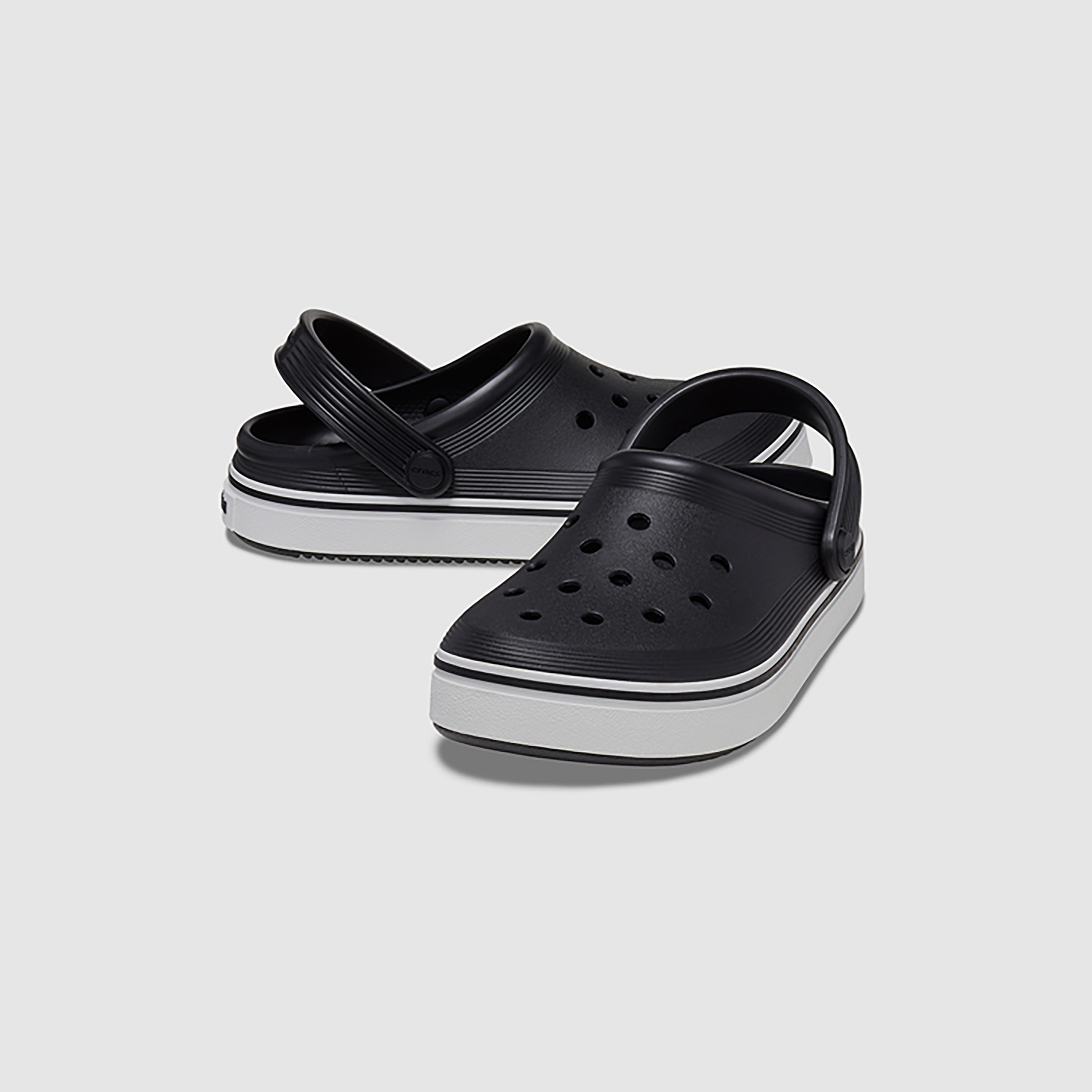  208477-100 | قبقاب ذو اوف كورت من كروكس للأطفال مزين بفتحات مع حزام خلفي-girls-shoes-sandals-image-13