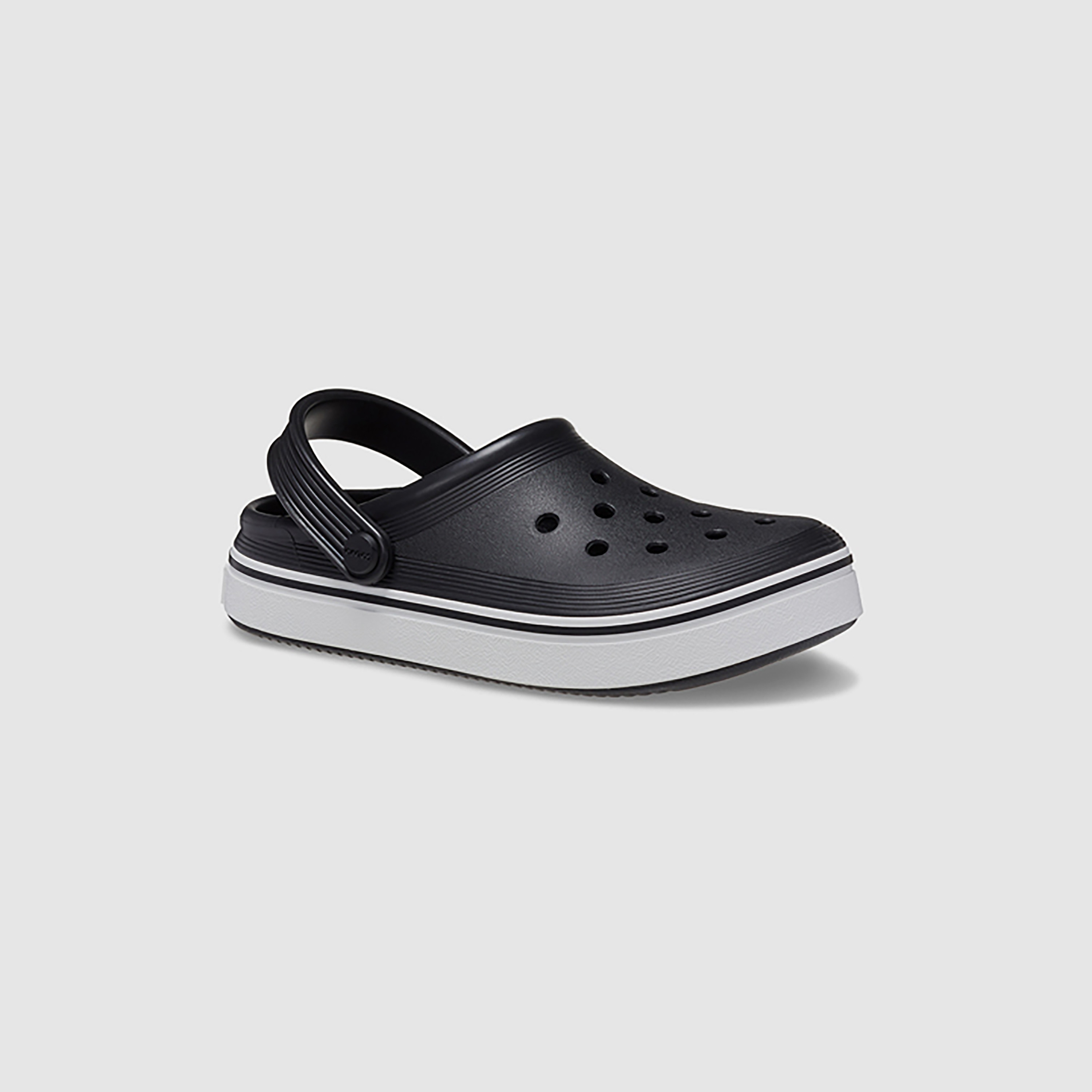  208477-100 | قبقاب ذو اوف كورت من كروكس للأطفال مزين بفتحات مع حزام خلفي-girls-shoes-sandals-image-14