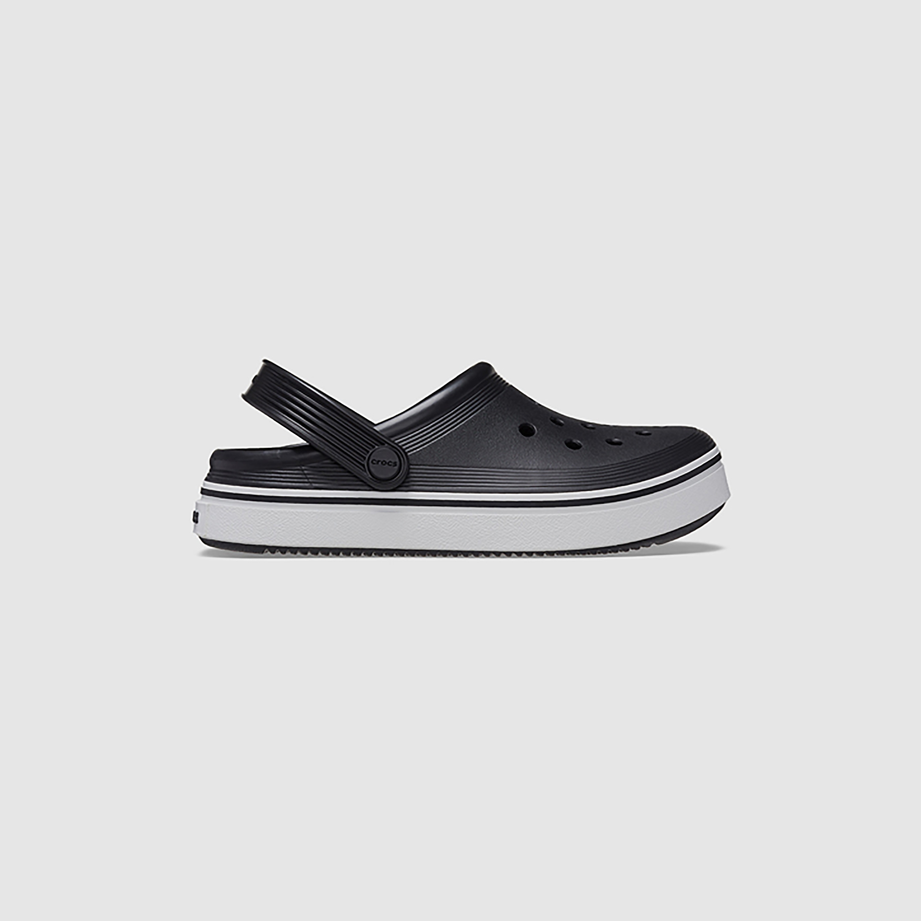  208477-100 | قبقاب ذو اوف كورت من كروكس للأطفال مزين بفتحات مع حزام خلفي-girls-shoes-sandals-image-15