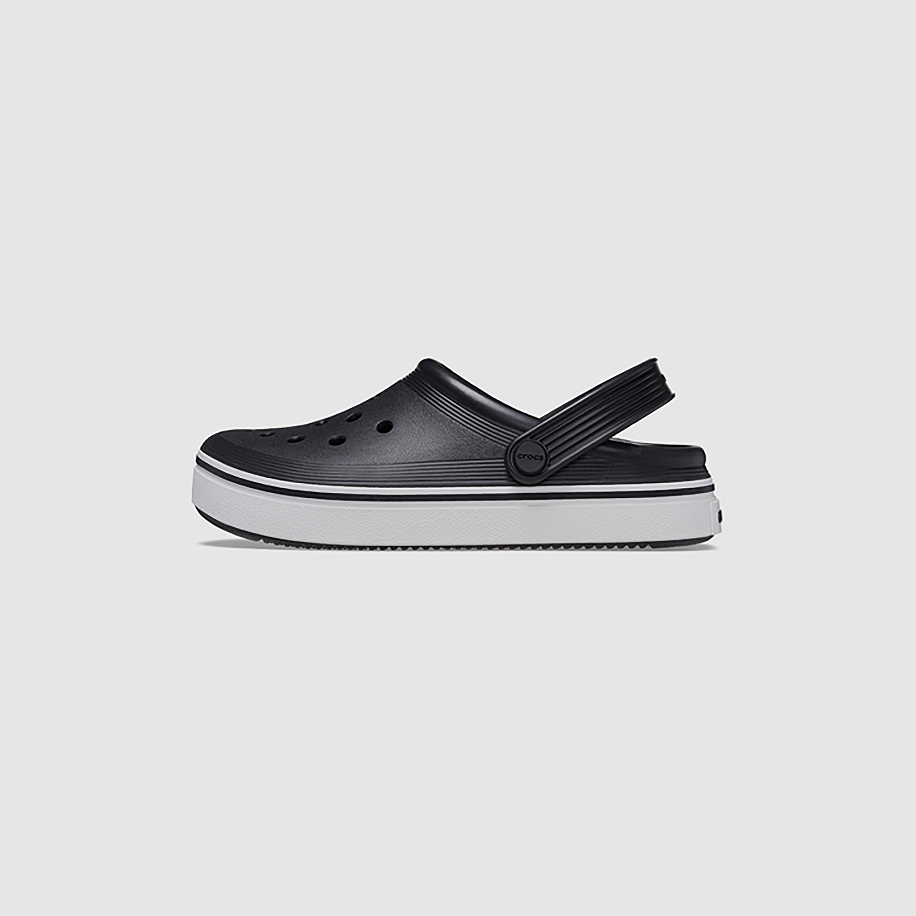  208477-100 | قبقاب ذو اوف كورت من كروكس للأطفال مزين بفتحات مع حزام خلفي-girls-shoes-sandals-image-16