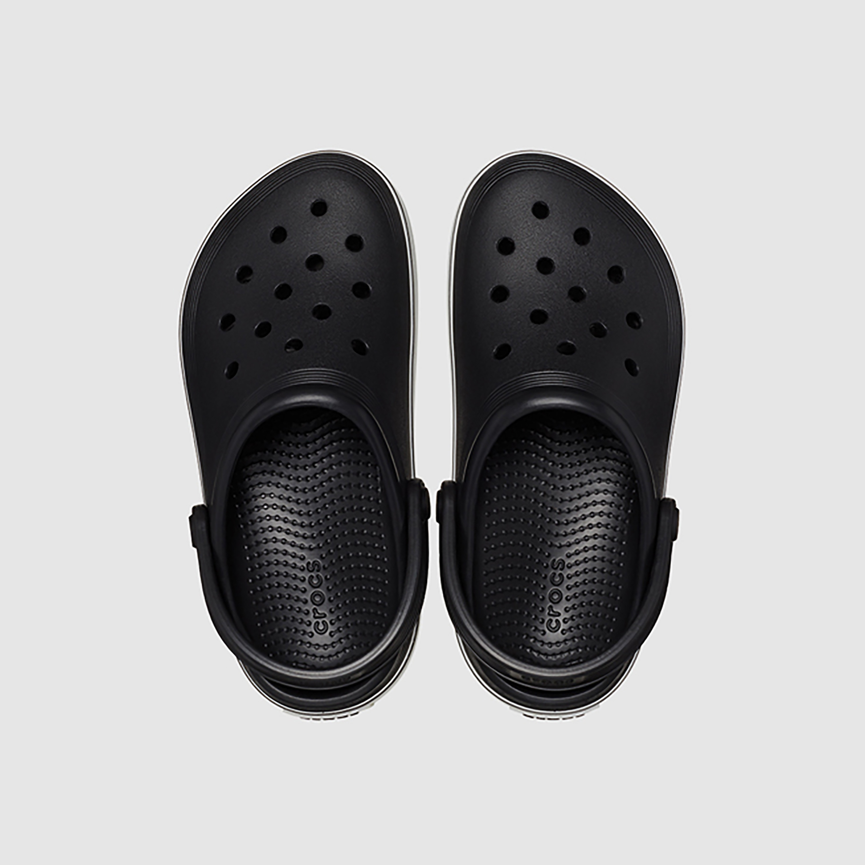  208477-100 | قبقاب ذو اوف كورت من كروكس للأطفال مزين بفتحات مع حزام خلفي-girls-shoes-sandals-image-17