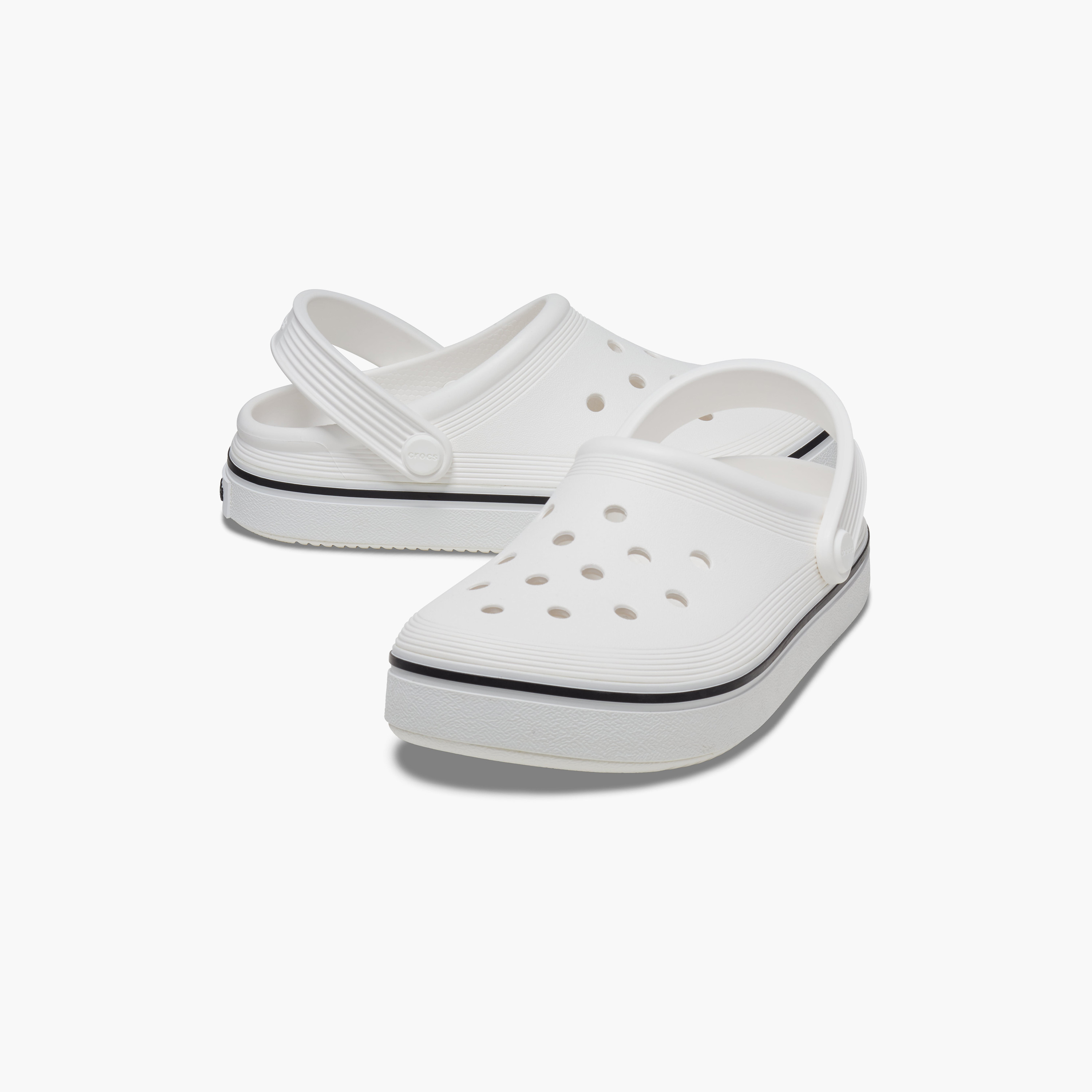  208477-100 | قبقاب ذو اوف كورت من كروكس للأطفال مزين بفتحات مع حزام خلفي-girls-shoes-sandals-image-1