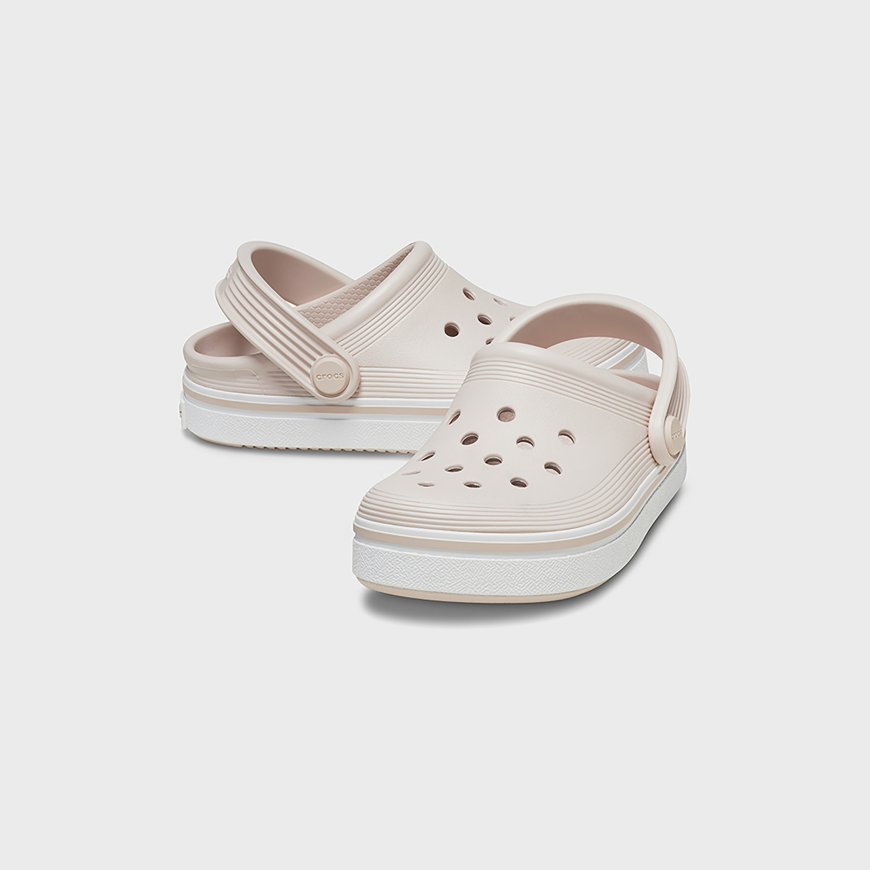  208477-100 | قبقاب ذو اوف كورت من كروكس للأطفال مزين بفتحات مع حزام خلفي-girls-shoes-sandals-image-19