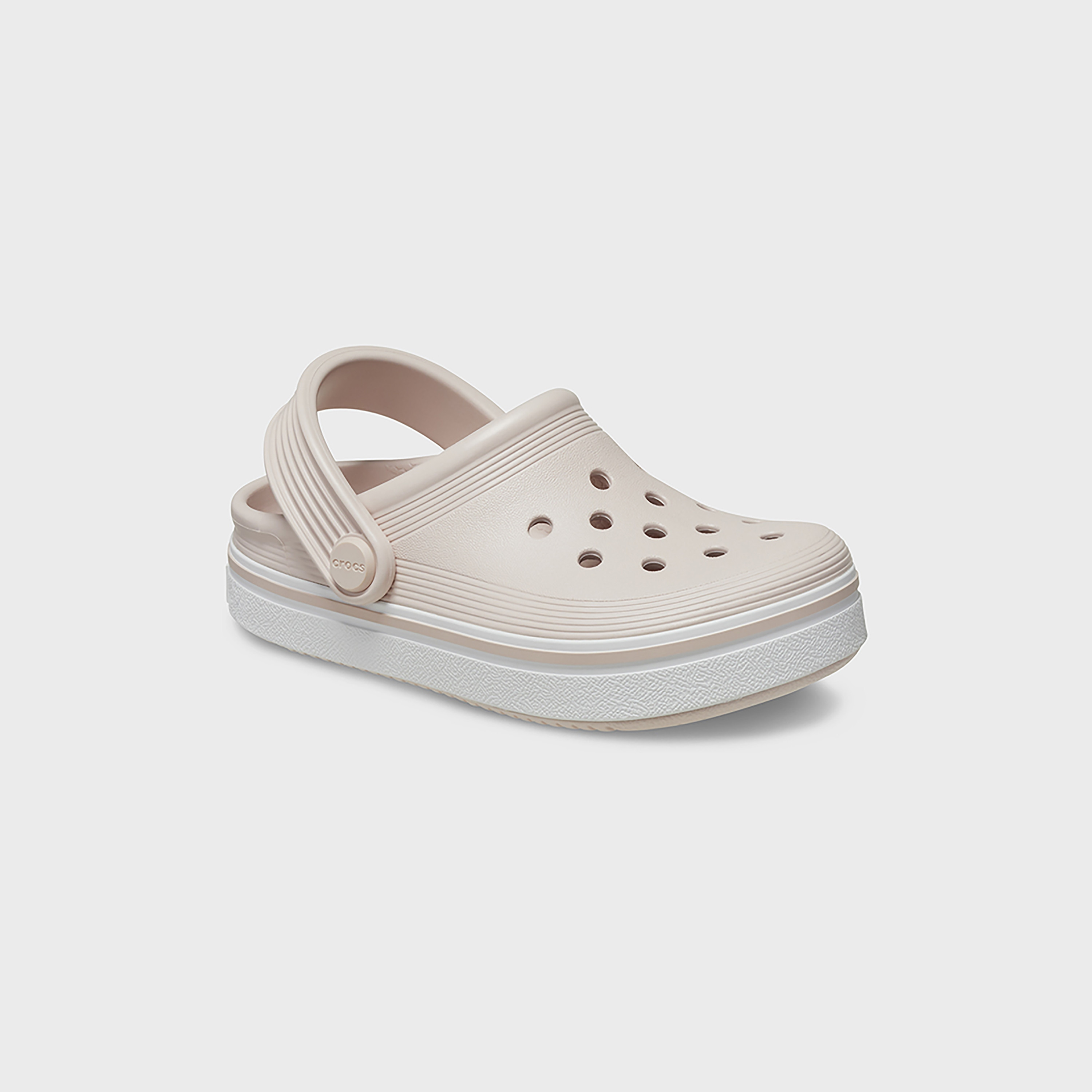 208477-100 | قبقاب ذو اوف كورت من كروكس للأطفال مزين بفتحات مع حزام خلفي-girls-shoes-sandals-image-20
