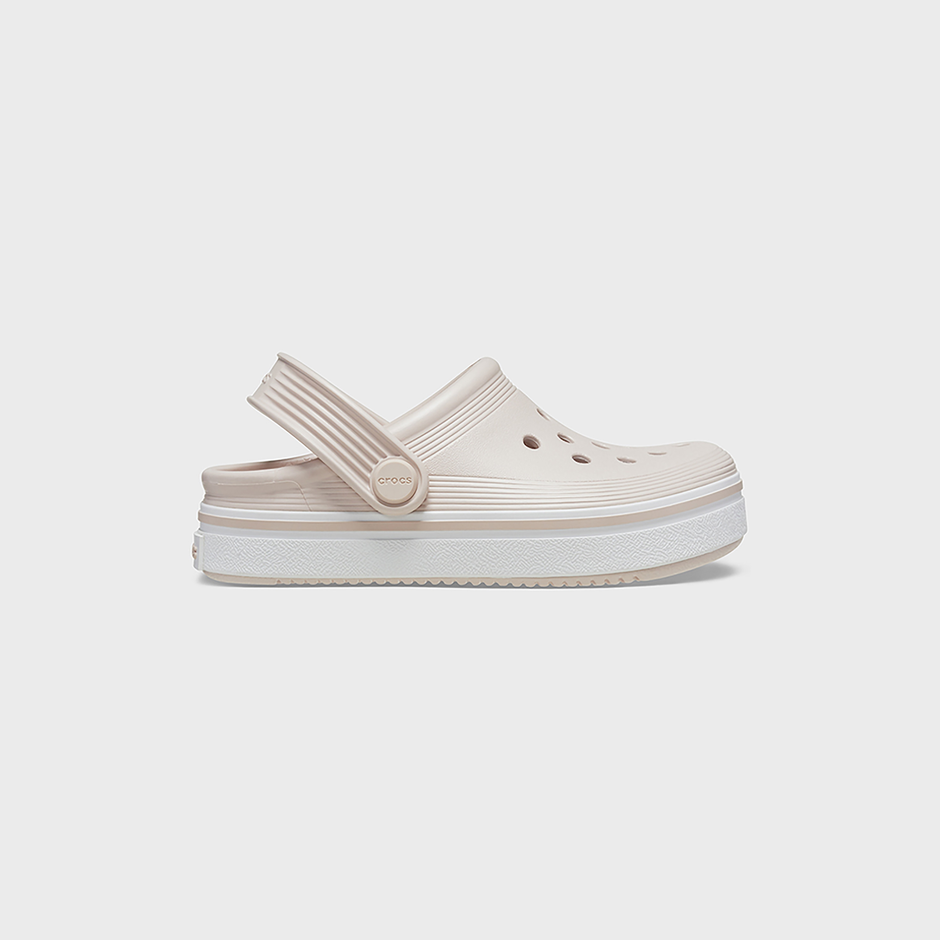 208477-100 | قبقاب ذو اوف كورت من كروكس للأطفال مزين بفتحات مع حزام خلفي-girls-shoes-sandals-image-21