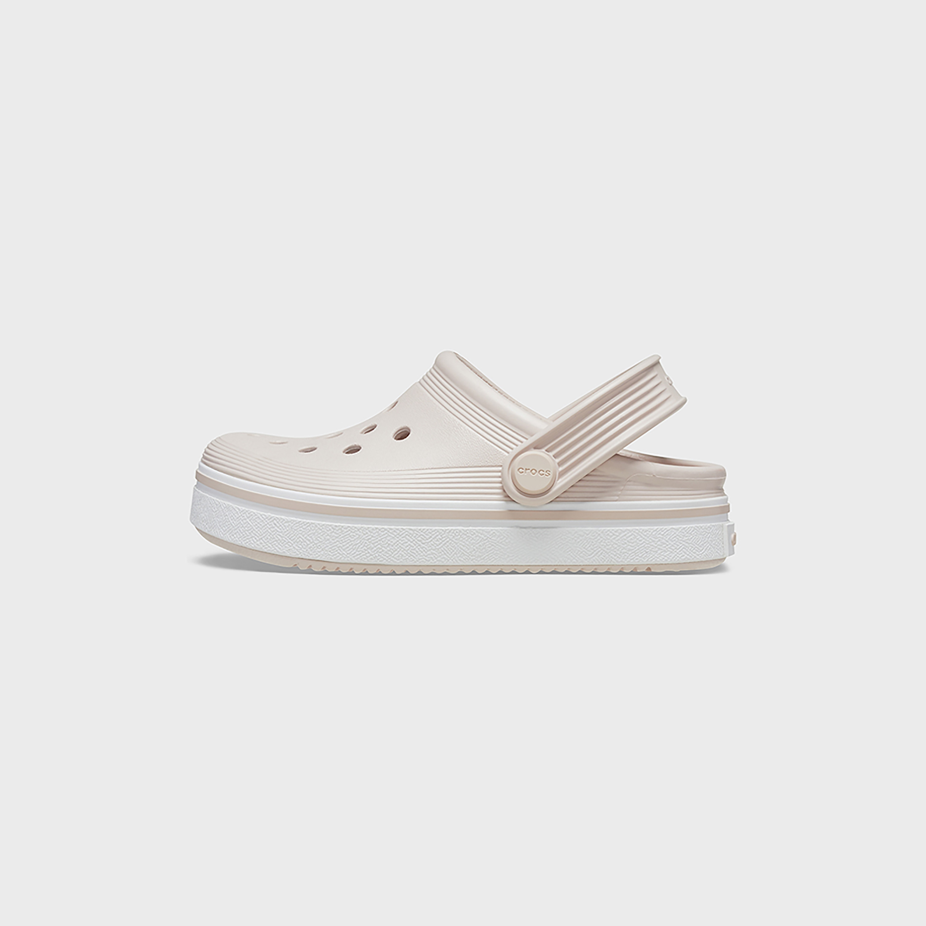  208477-100 | قبقاب ذو اوف كورت من كروكس للأطفال مزين بفتحات مع حزام خلفي-girls-shoes-sandals-image-22