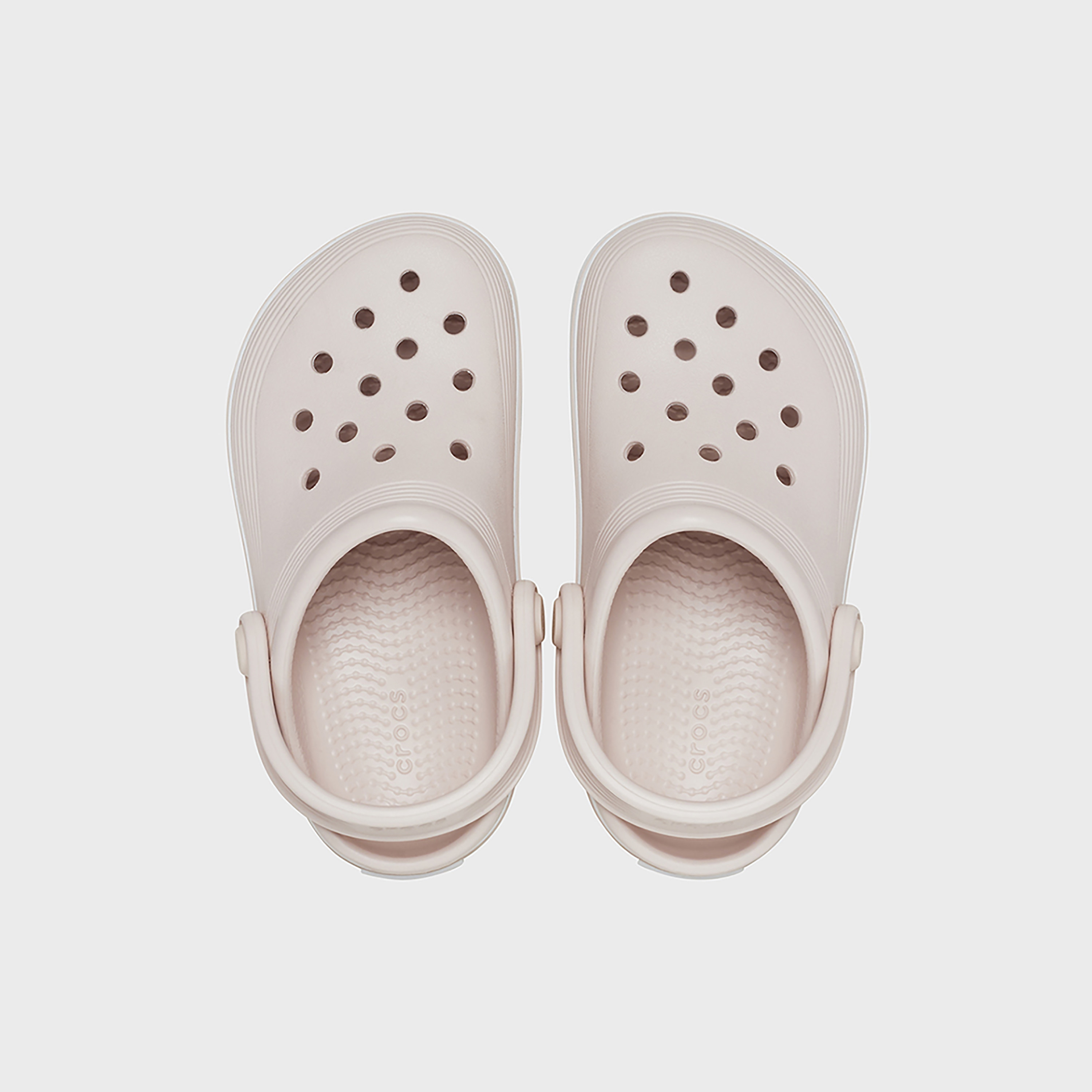  208477-100 | قبقاب ذو اوف كورت من كروكس للأطفال مزين بفتحات مع حزام خلفي-girls-shoes-sandals-image-23