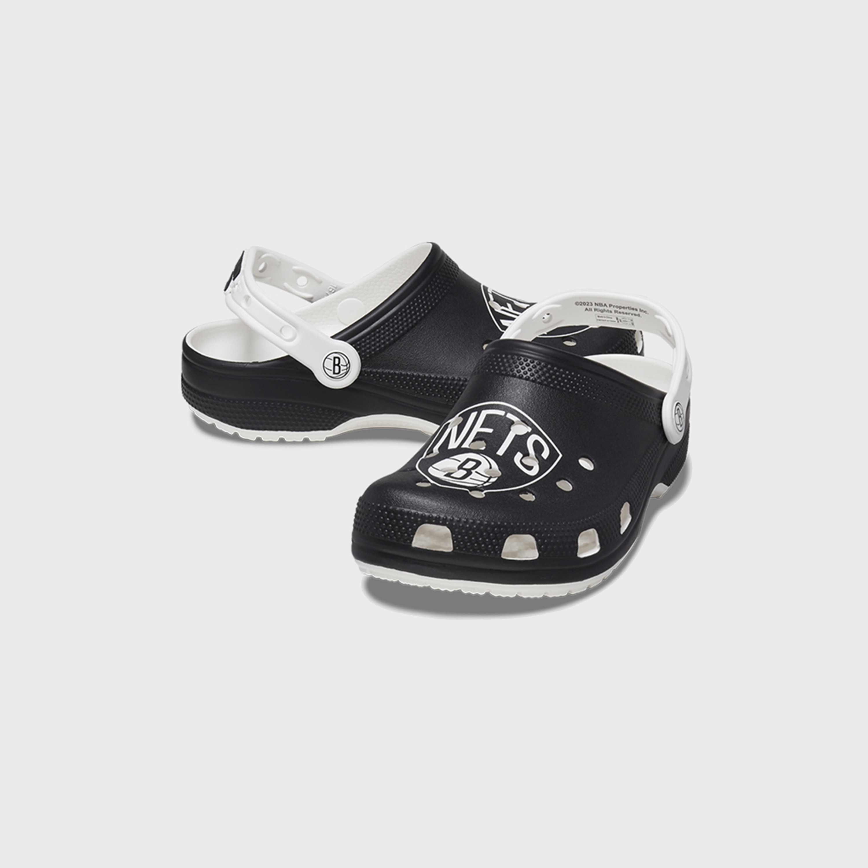 قباقيب كلاسيكية من كروكس ذو سليب أون إن بي إيه بروكلين نتس للجنسين | 208651-103-women-shoes-sandals-flats-image-1
